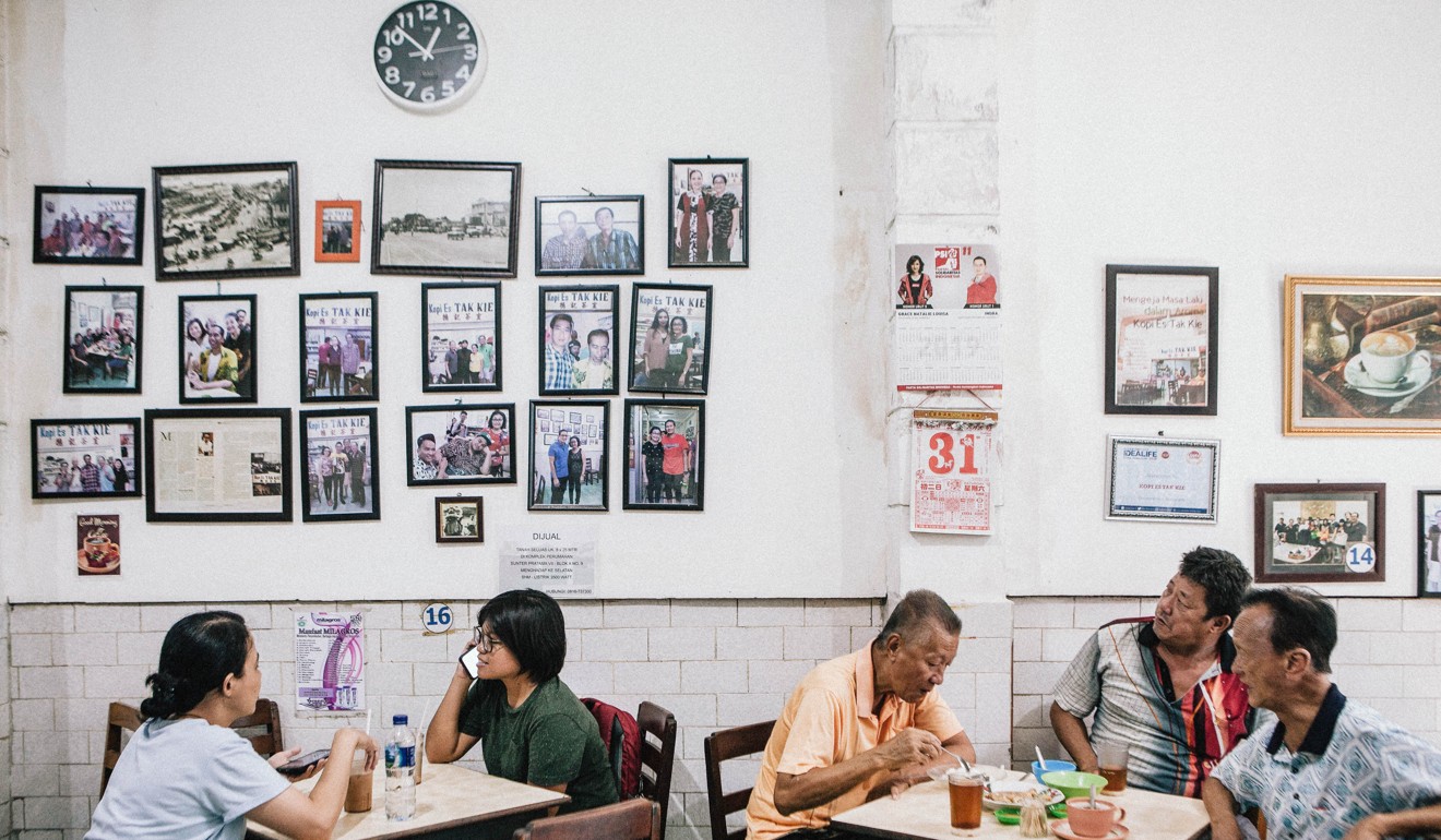 Customers enjoy iced coffees at Kopi Es Tak Kie in Glodok. Photo: Agoes Rudianto