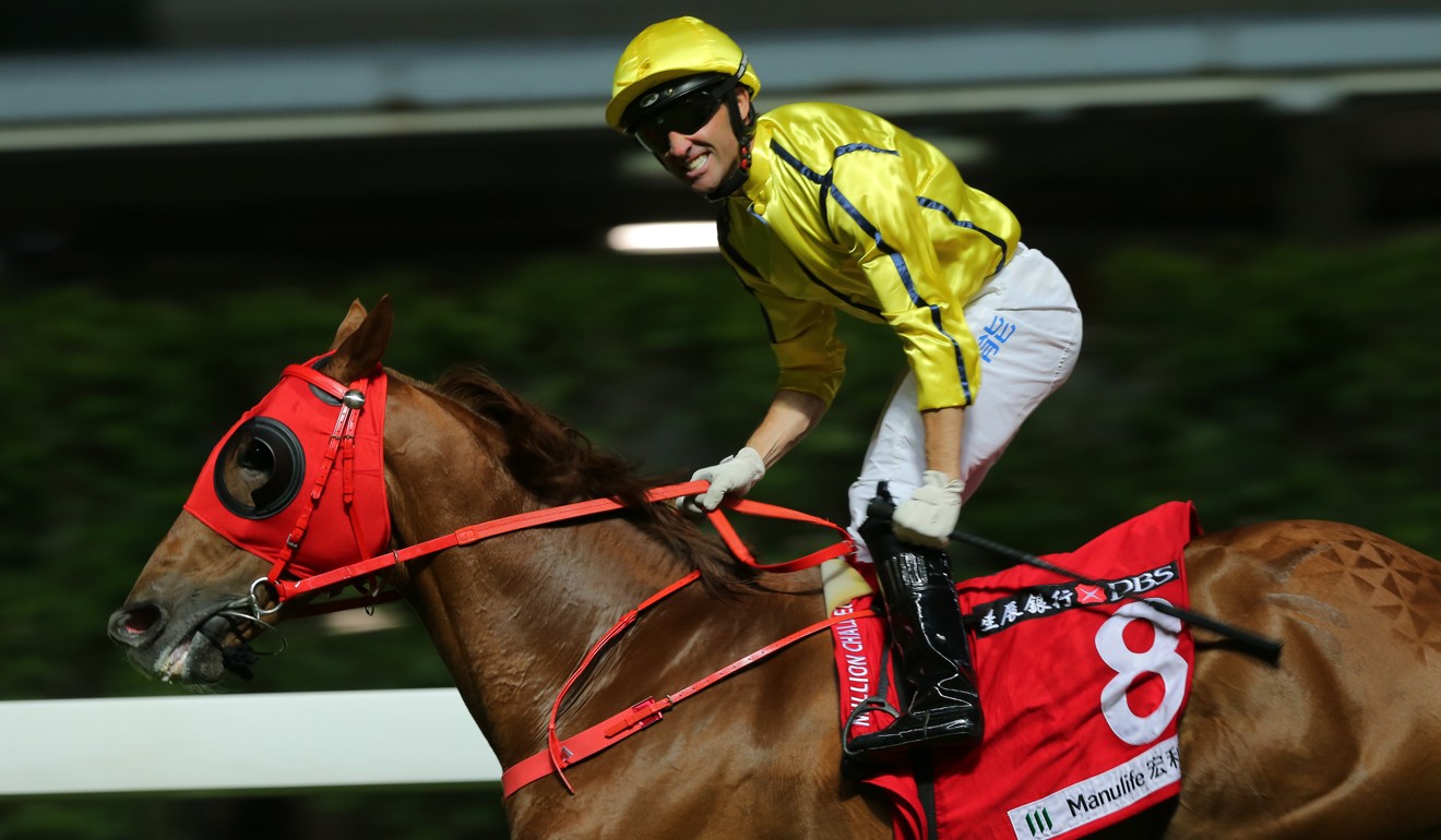 Neil Callan salutes on Owners’ Star at Happy Valley.