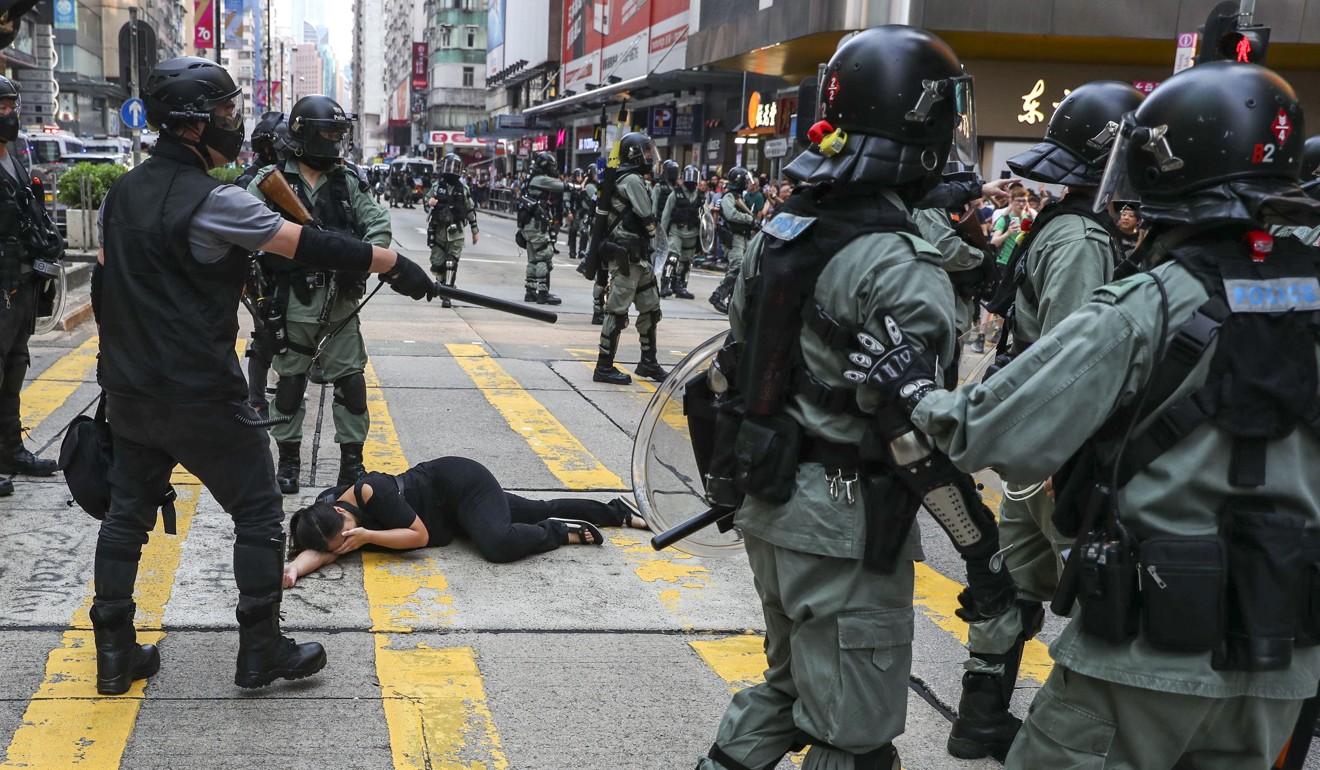 Hong Kong protesters go on yet another rampage, attacking police ...