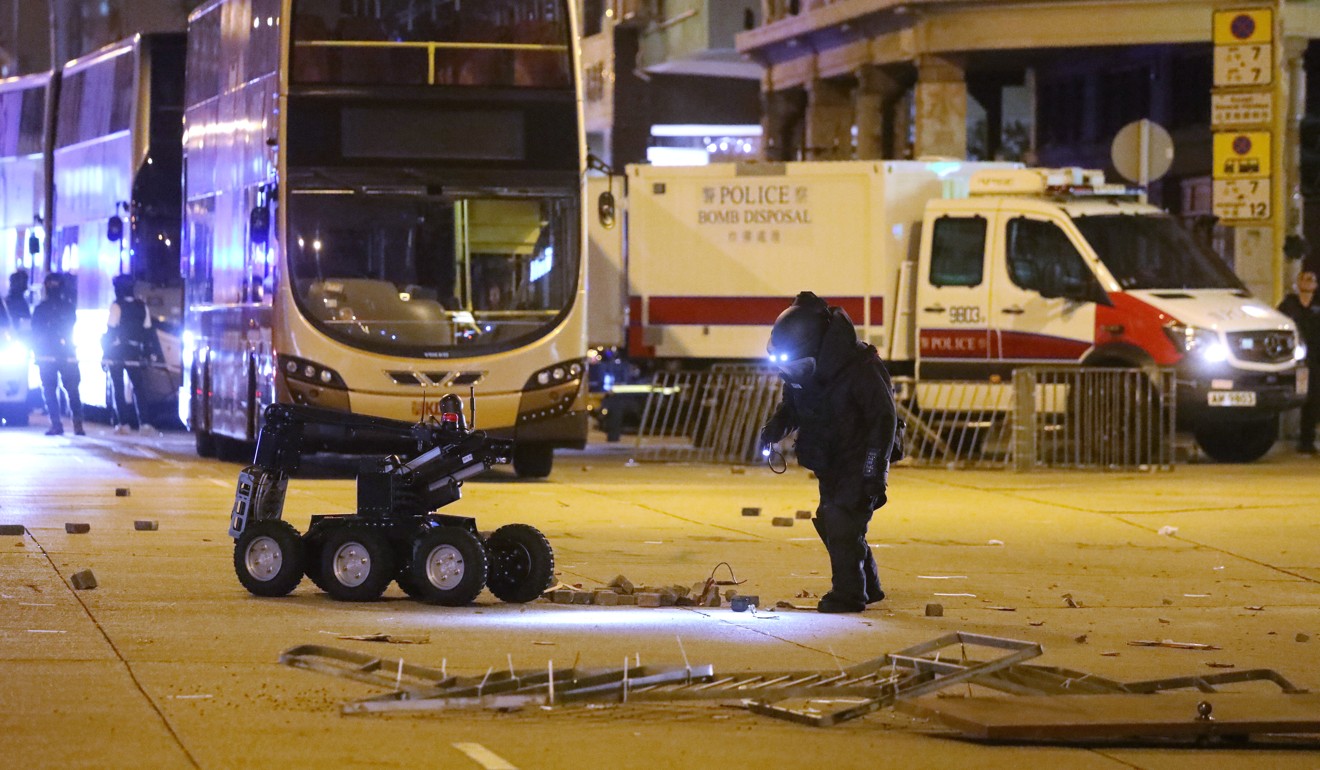 Police deploy a bomb disposal robot on Lai Chi Kok Road in Prince Edward. Photo: K.Y. Cheng