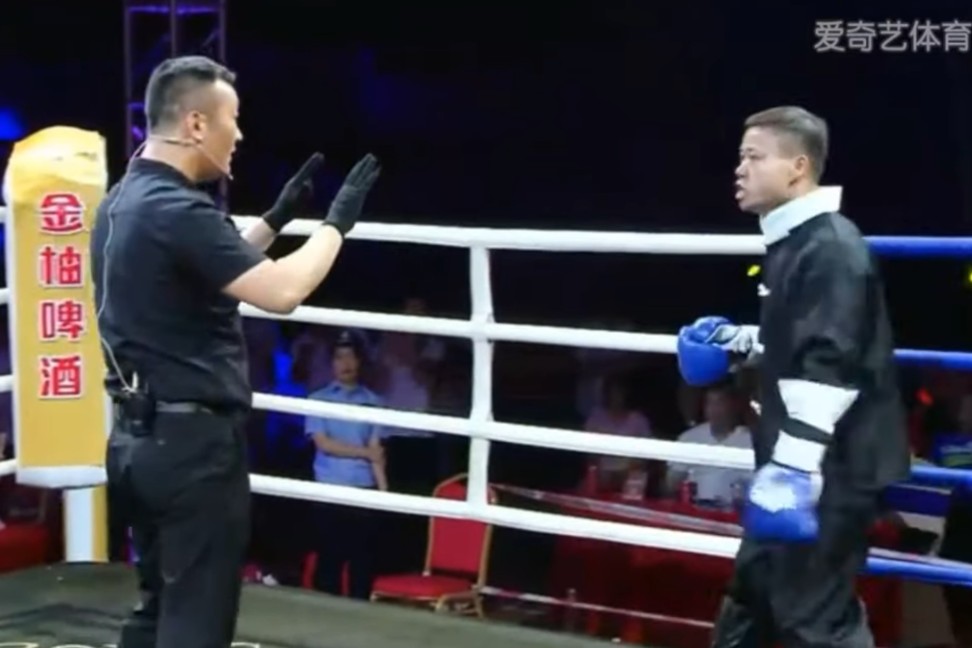 The referee checks to see if Tang Duoji can continue.