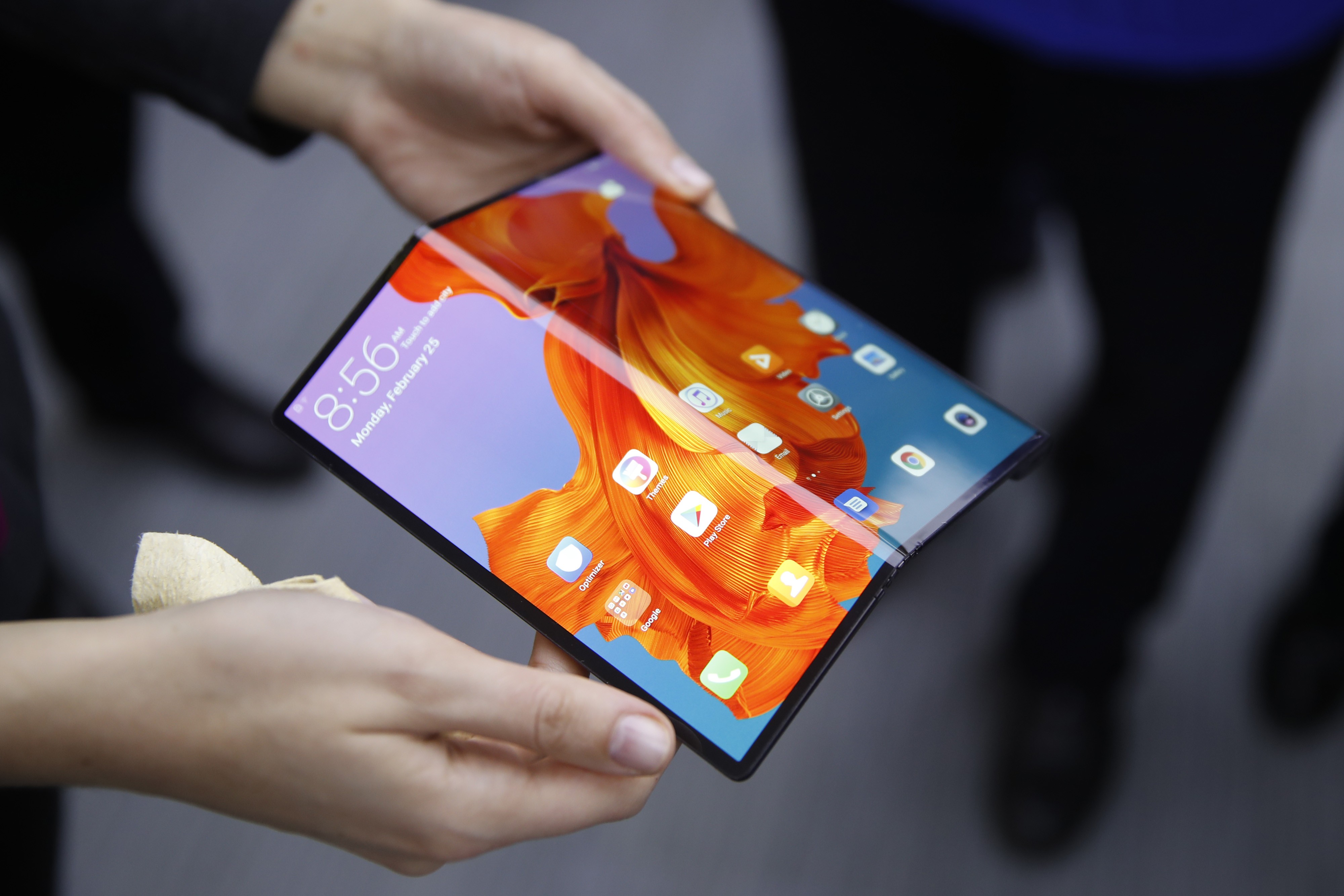 An employee demonstrates a Mate X foldable 5G mobile device at the Huawei Technologies pavilion on the opening day of the MWC Barcelona in Barcelona, Spain, on Monday, Feb. 25, 2019. Photo: Bloomberg