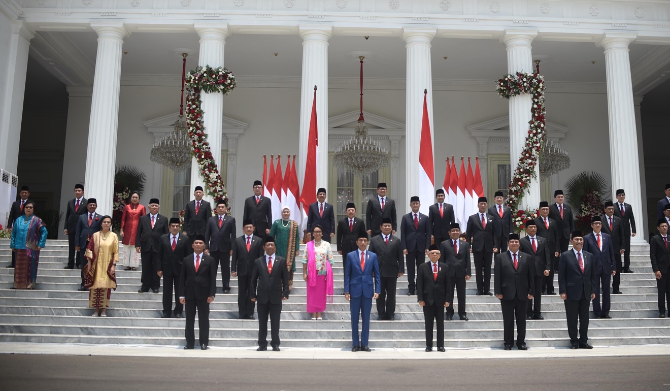 Indonesian President Joko Widodo and his new cabinet members pose for photos in Jakarta. Photo: Xinhua