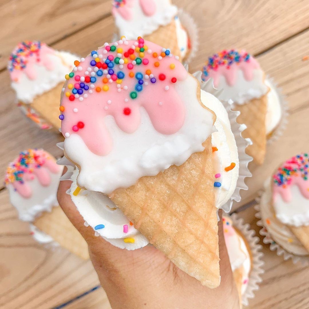 Who says vegans need to miss out on sweet treats? These vanilla ice cream cakes with cheesecake filling are completely vegan – fact. Photo: Instagram