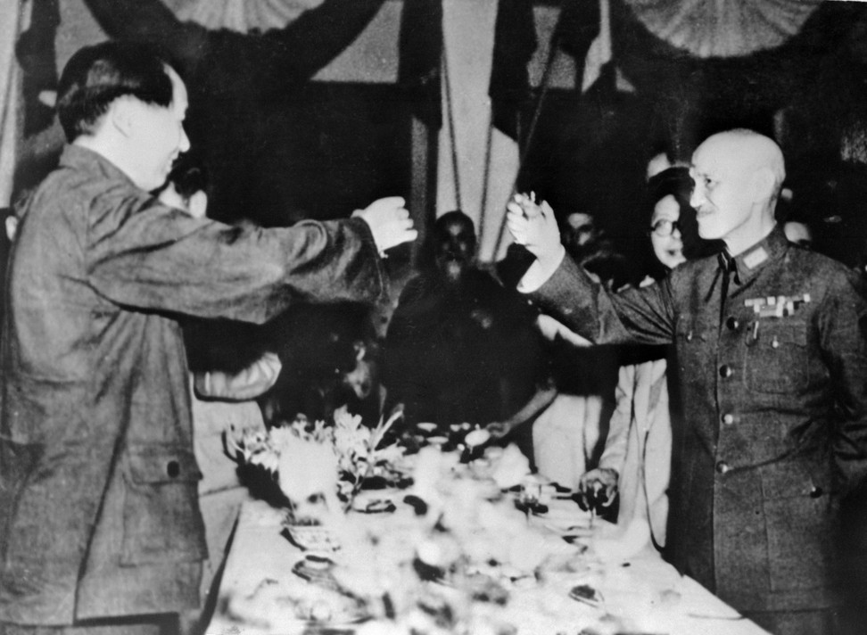 Mao Zedong (left) toasting Chiang Kai-shek in Chongqing, in 1945. Photo: AFP