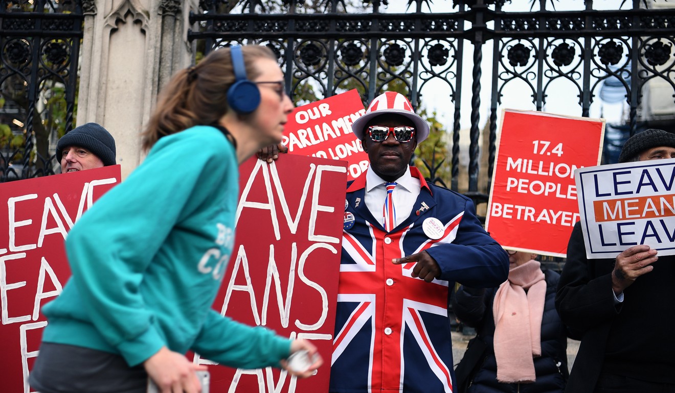 Pro Leave EU campaigners outside Parliament in London. Photo: EPA
