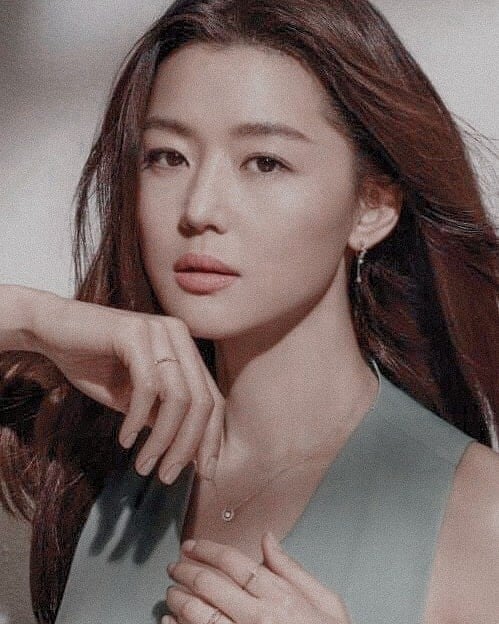 Korean actress Jun Ji-hyun sets fashion trends and her fans think she always looks amazing.
