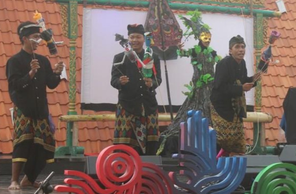 Puppeteers perform on stage in Jakarta with puppets made out of plastic waste. Photo: Sasak Puppeteer School