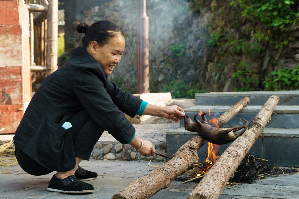 A food vendor cooks a bamboo rat in Yan’erjie. Photo: Tessa Chan