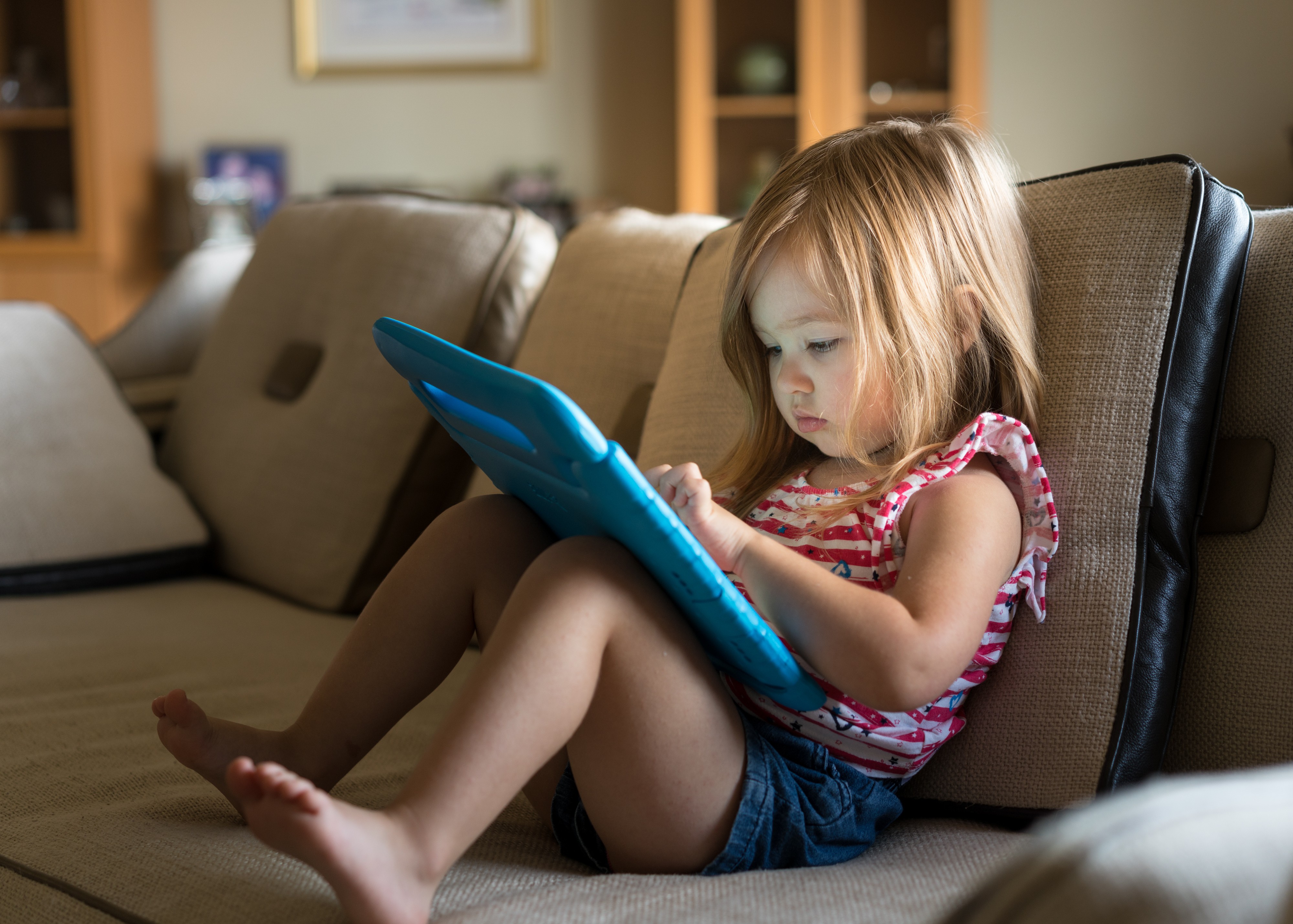 Experts differ on whether letting young children use electronic devices is good or bad. Photo: Alamy