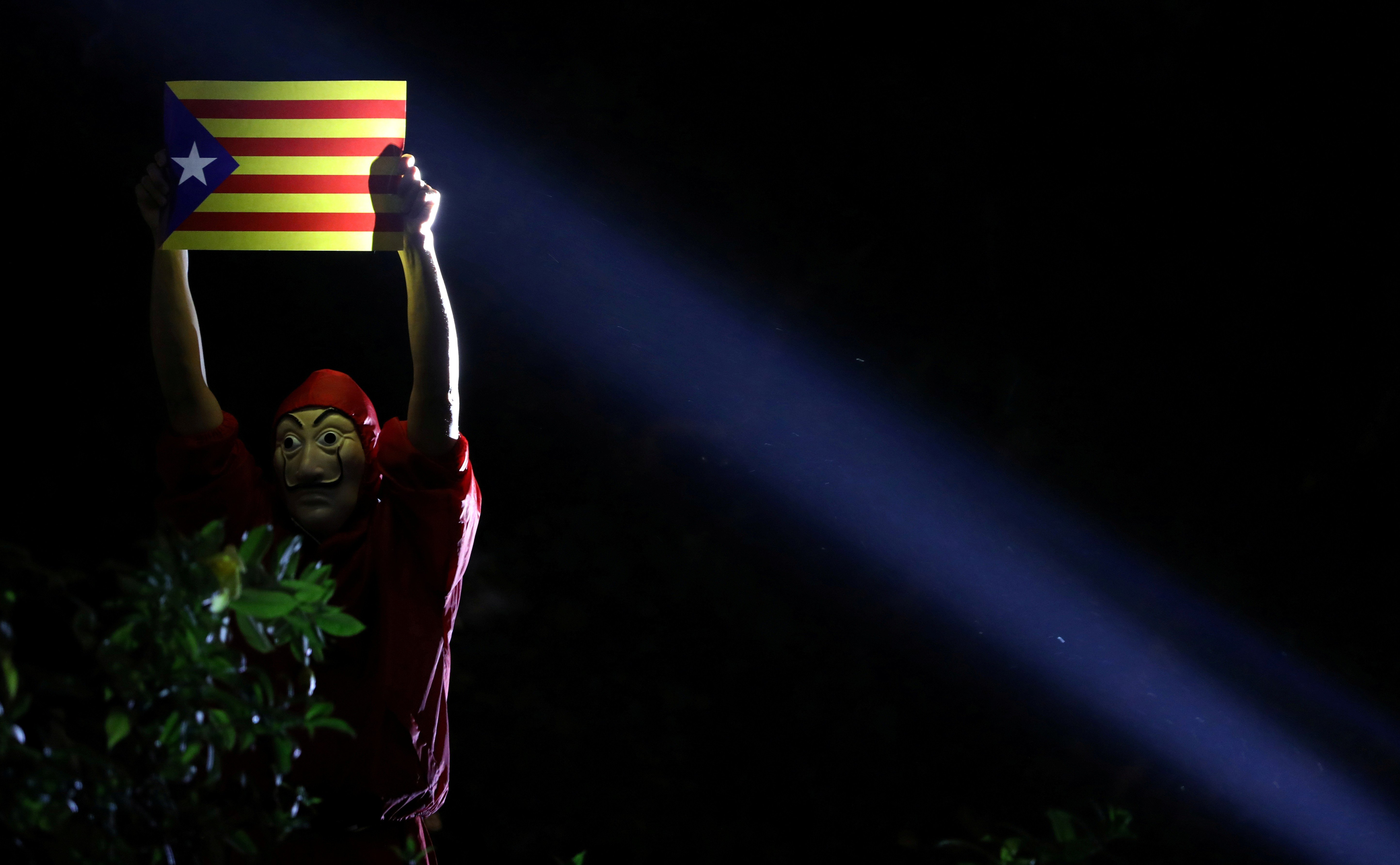 An anti-government demonstrator in Chater Garden, Hong Kong, on October 24 holds a Catalan flag to show solidarity with Catalonia’s independence movement. Photo: Reuters