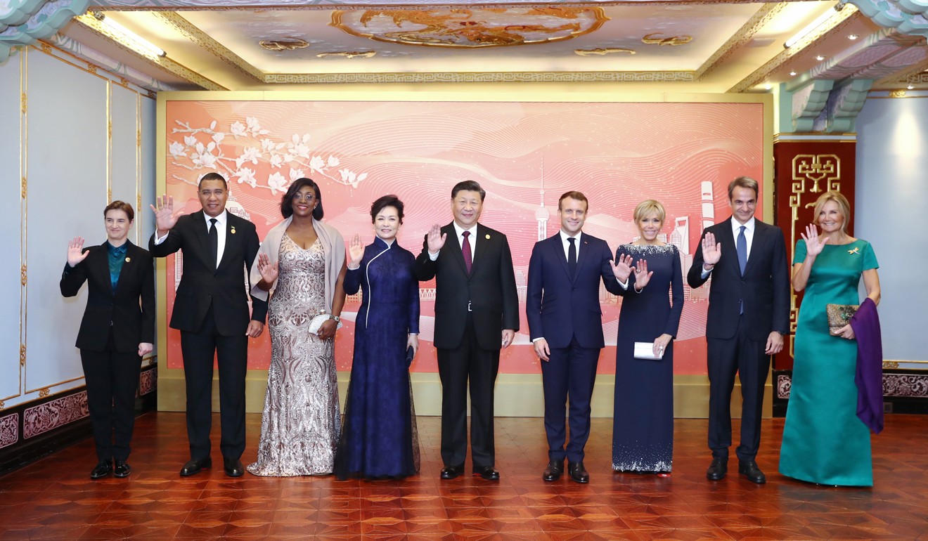 Il presidente cinese Xi Jinping (al centro) e sua moglie, Peng Liyuan, posano per le foto con i leader stranieri e i loro coniugi, tra cui il presidente francese Emmanuel Macron, il primo ministro giamaicano Andrew Holness, il primo ministro greco Kyriakos Mitsotakis e il primo ministro serbo Ana Brnabic, prima di un banchetto a Shanghai lunedì.  Foto: Xinhua