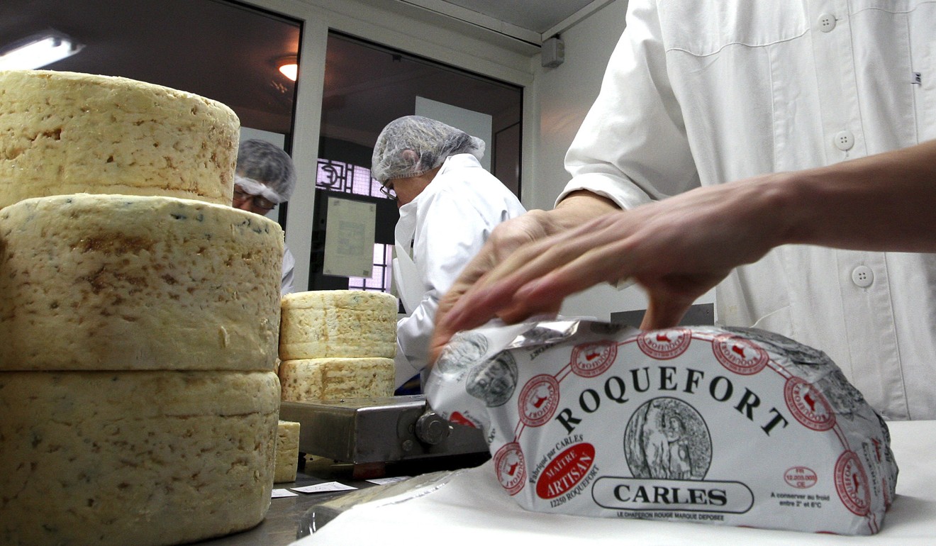 I dipendenti lavorano nel caseificio Carles Roquefort a Roquefort, nel sud-ovest della Francia, nel gennaio 2009. Foto: AP
