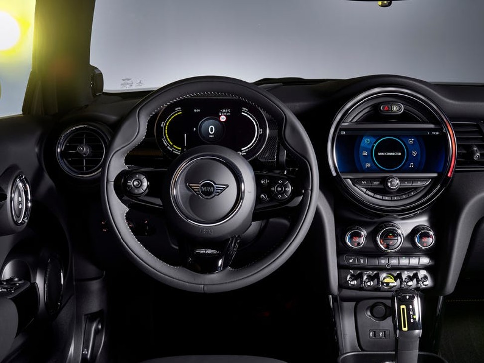 The dynamic digital instrument cluster in the Mini Cooper SE