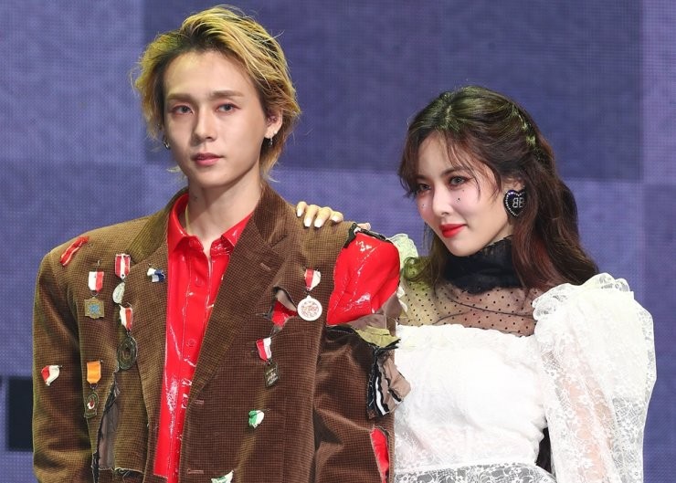 K-pop diva HyunA and her boyfriend Dawn, whose former stage name was E'Dawn, pose for photos during a joint showcase in Hannam-dong, Seoul. Photo: Yonhap