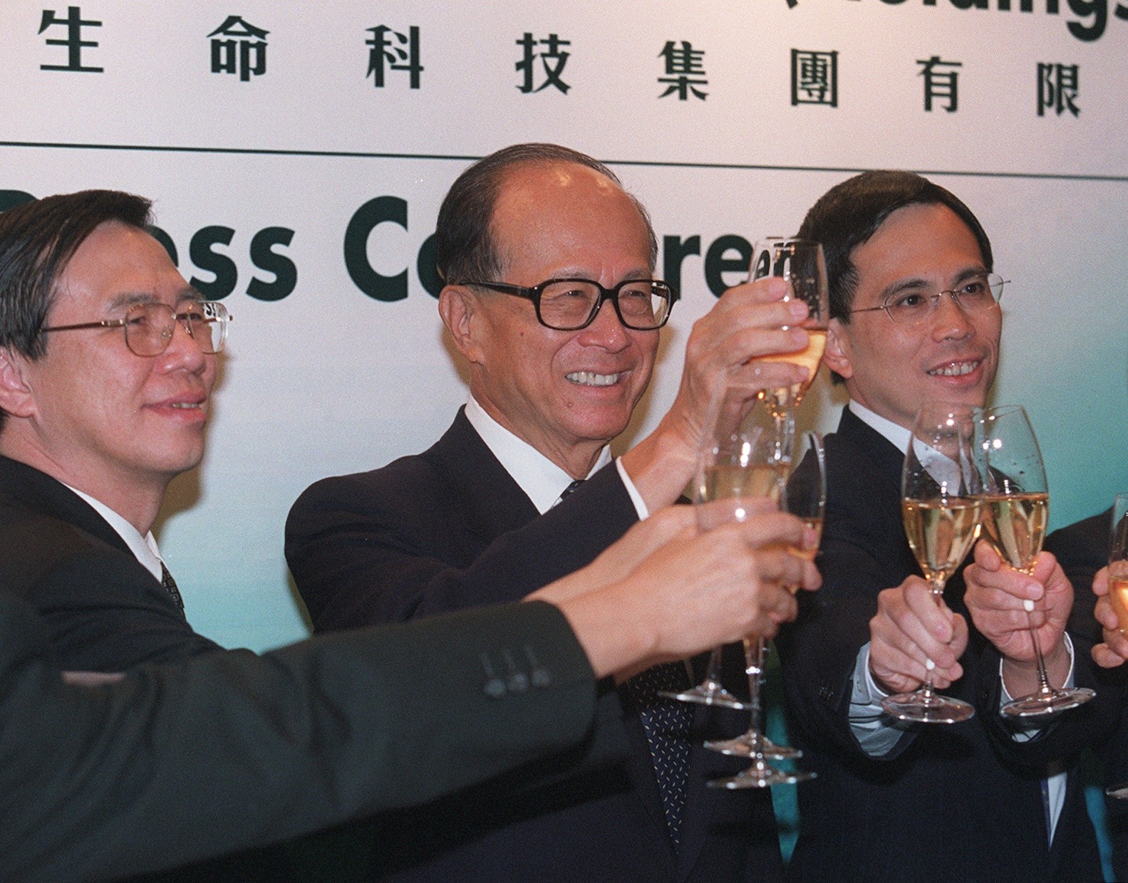 CK Hutchison’s founder Li Ka-shing (centre) and CK Life Sciences’ chairman Victor Li Tzar-kuoi (right) at the listing ceremony of the pharmaceutical and agriculture produce company’s shares in Hong Kong on 3 July, 2002. Photo: SCMP