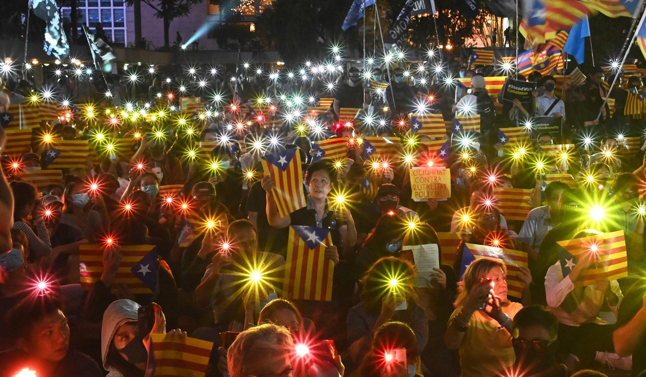 Los manifestantes sostienen banderas independentistas catalanas en una asamblea de solidaridad entre Hong Kong y Cataluña en Hong Kong el mes pasado.  Foto: AFP