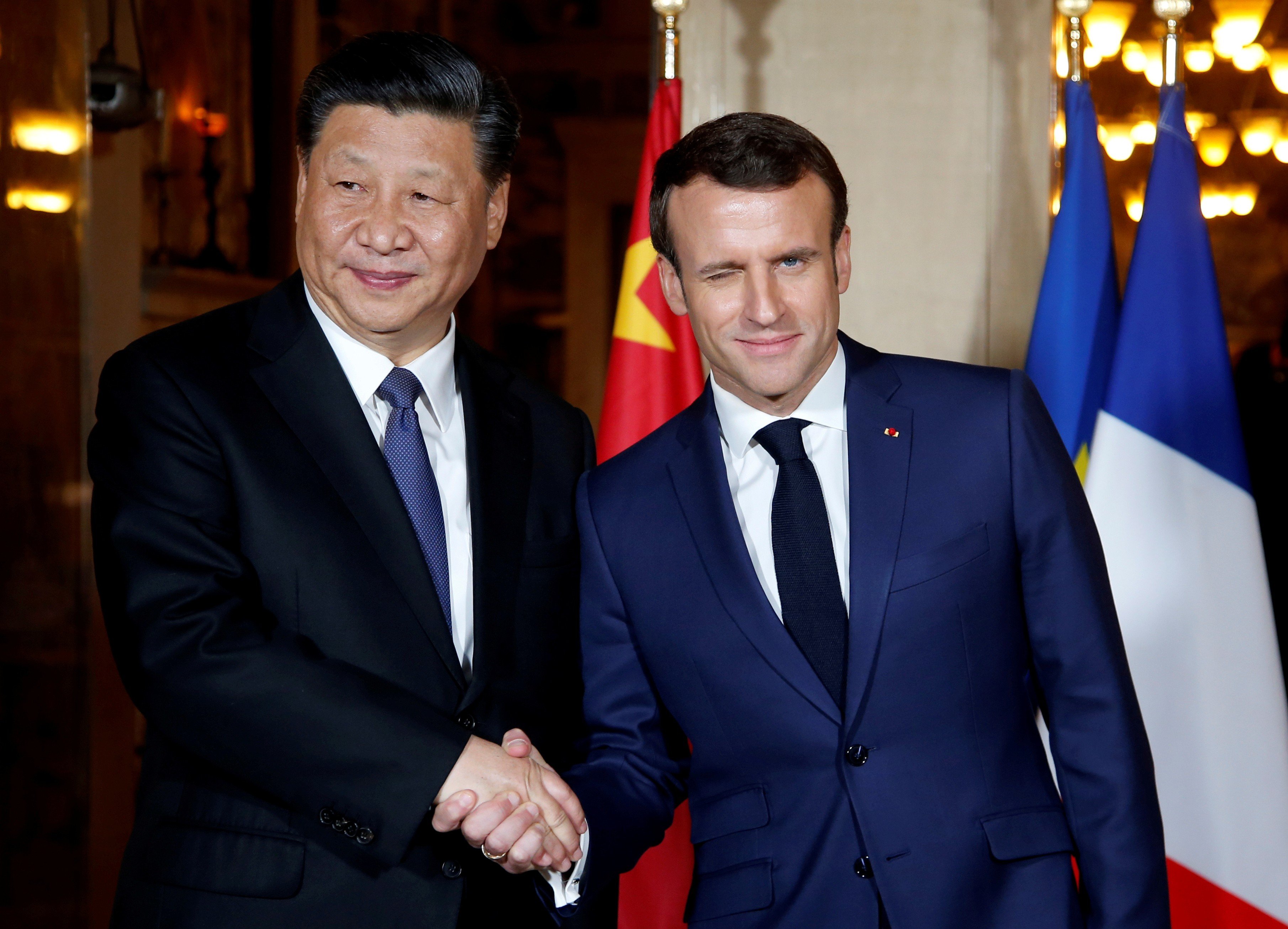 French President Emmanuel Macron shakes hands with Chinese President Xi Jinping as he arrives for a dinner at the Villa Kerylos in Beaulieu-sur-Mer, near Nice, France, on March 24. Photo: Reuters