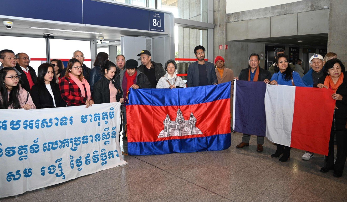 Supporters of Sam Rainsy hold French and Cambodian flags at the Charles de Gaulle airport on November 7, 2019. Photo: AFP