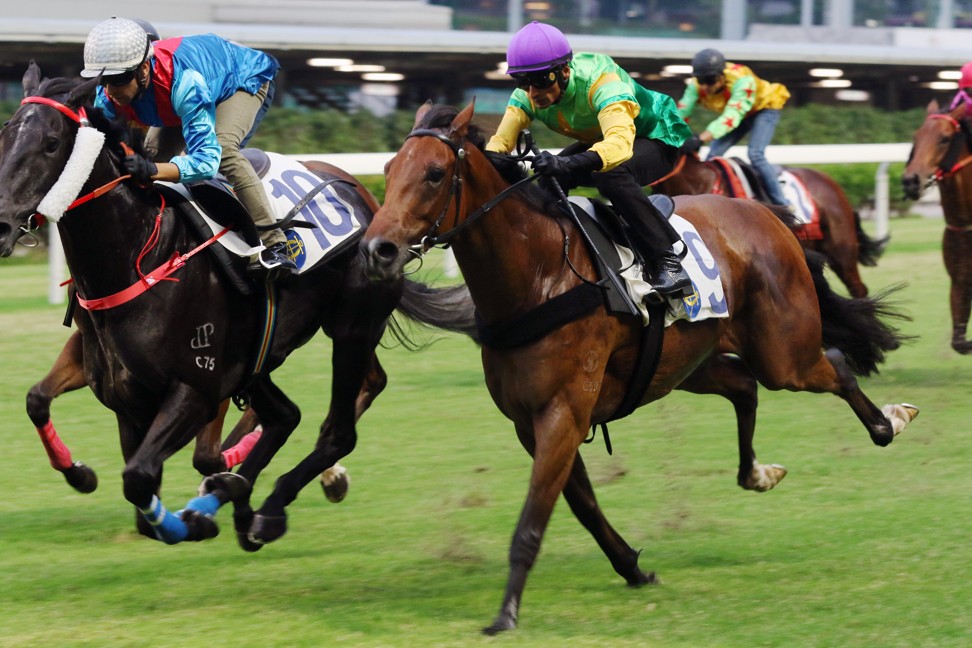 Amazing Beats (right) runs second to Dark Dream in a Happy Valley trial last month.