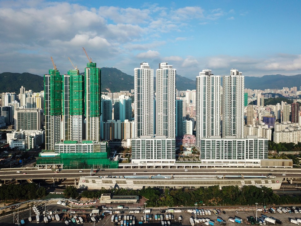 Cullinan West III (left), Cullinan West I and Cullinan West II (right) bult by Sun Hung Kai Properties in Sham Shui Po. Photo: Wikipedia