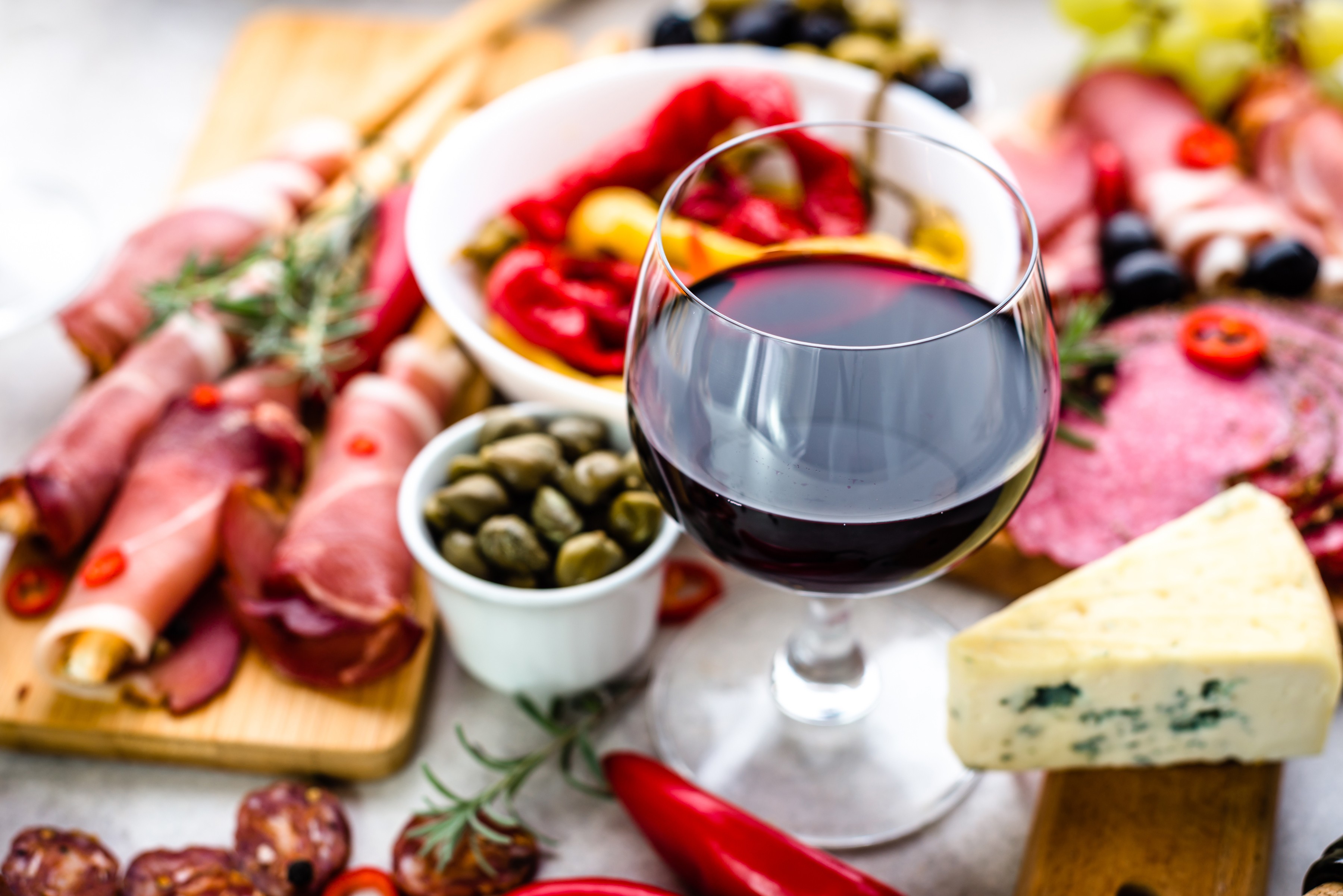 Pairing wine with spicy food can be challenging, but it is not impossible. Photo: Shutterstock