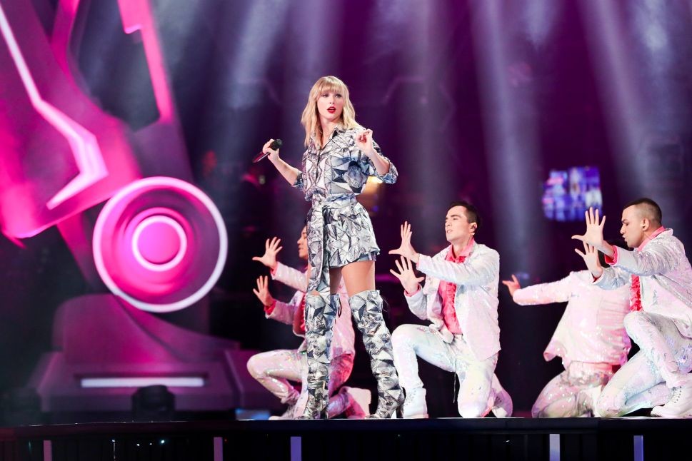 Alibaba’s massive 11.11 countdown party included American singer Taylor Swift performing a mini-concert.
