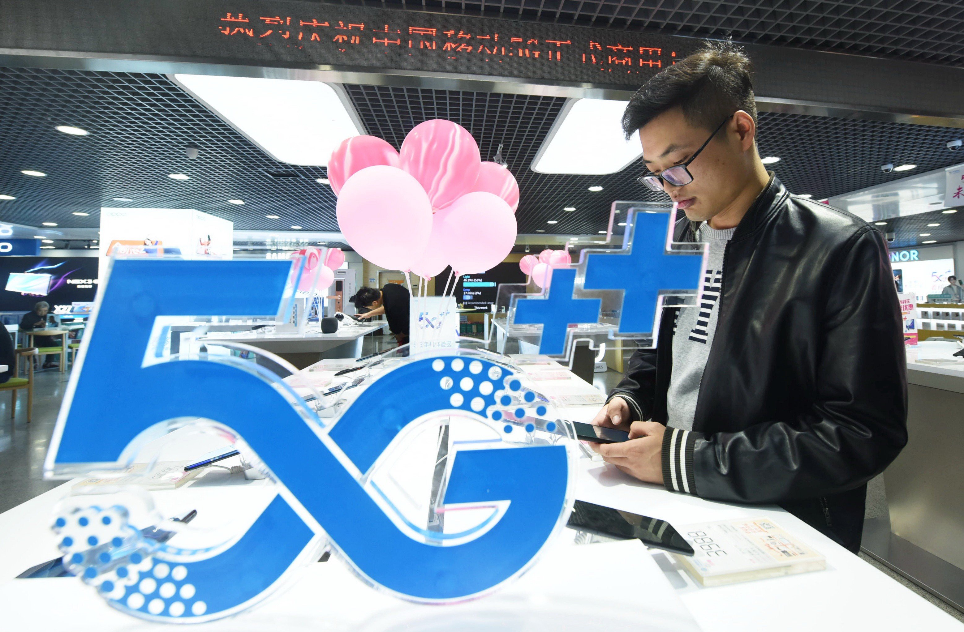 A Chinese customer tries out 5G services at a branch of China Mobile. Photo: EPA-EFE