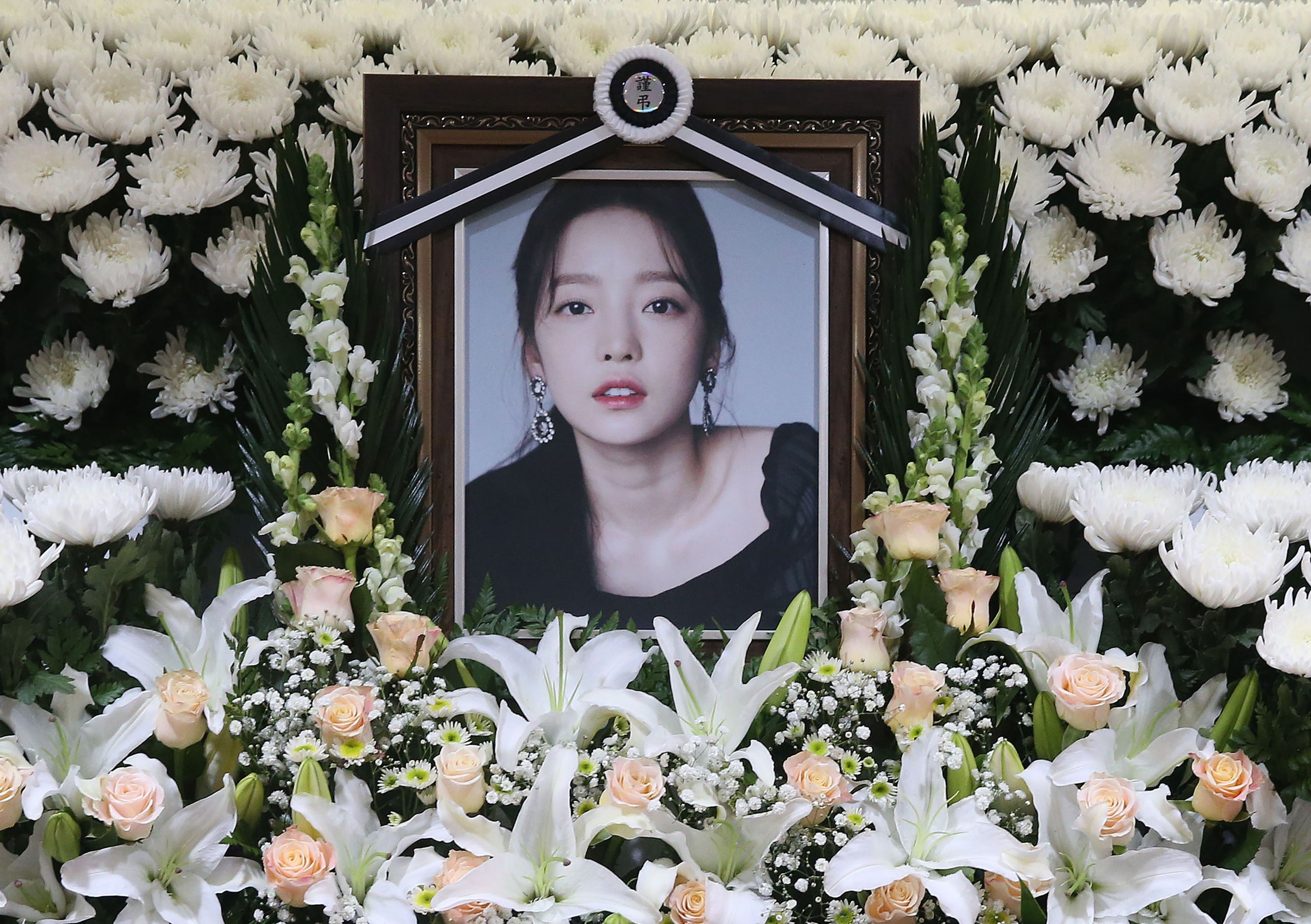 A portrait of late K-pop star Goo Hara is seen at a memorial altar at a hospital in Seoul on November 25. Photo: STR/Dong-A Ilbo/AFP