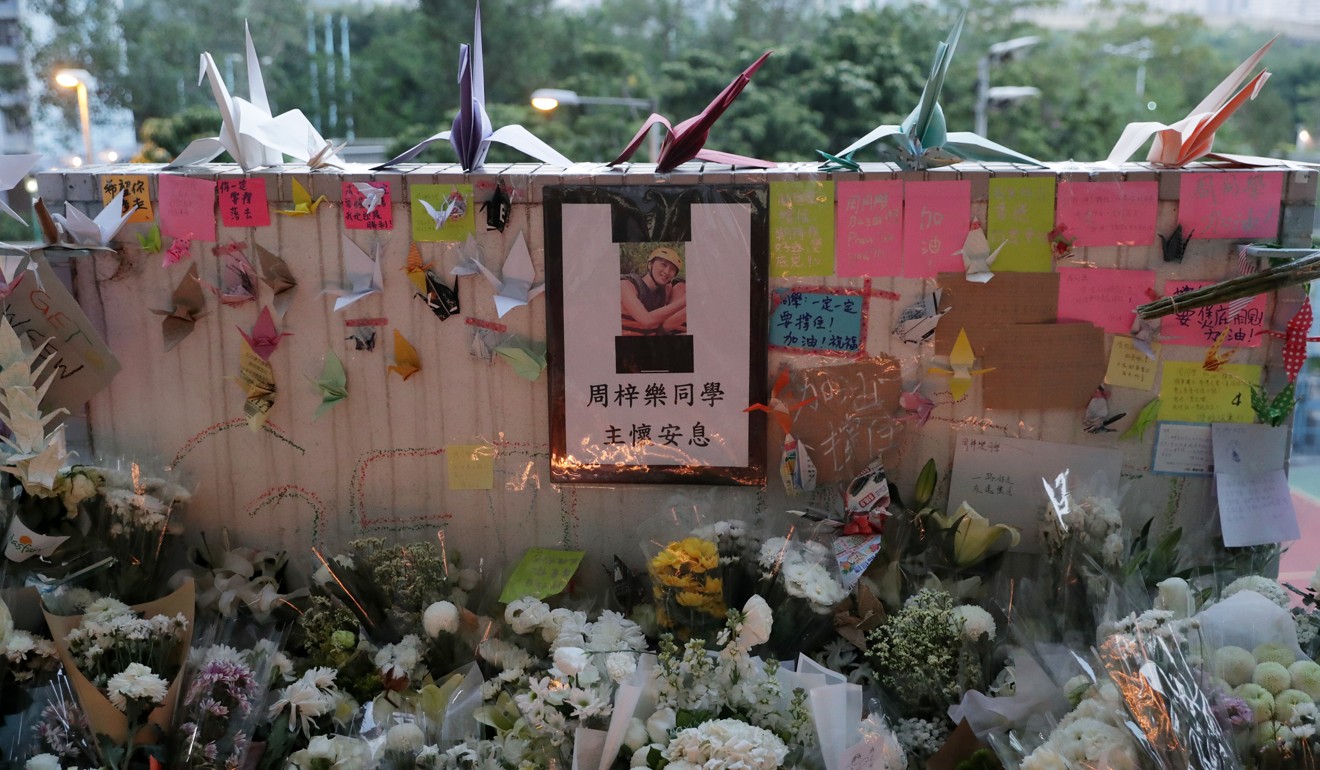 Well-wishers gather at the car park in Tseung Kwan O where Chow Tsz-lok, a Hong Kong University student, fell to his death. Photo: Edmond So
