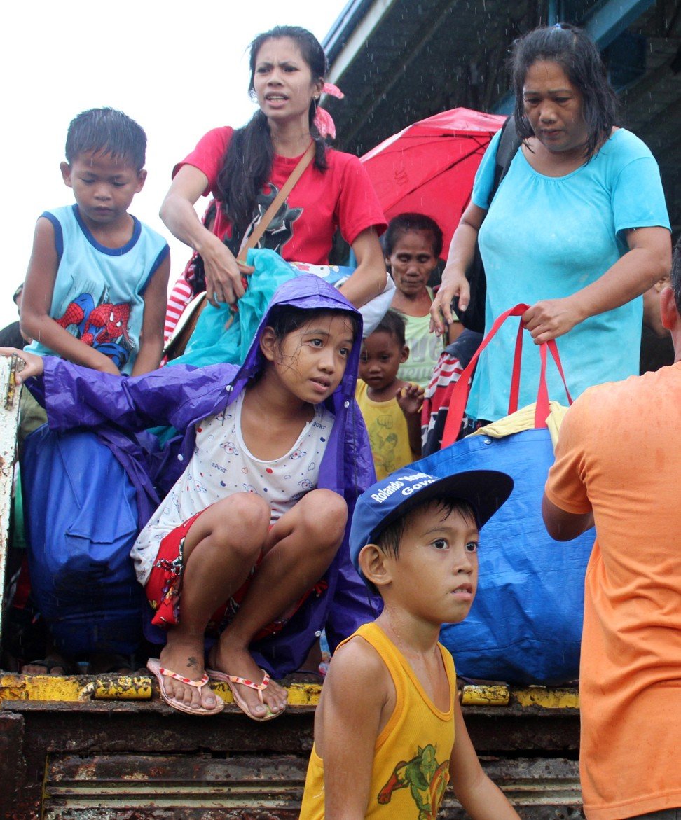 One Dead And Thousands Evacuated As Typhoon Kammuri Hits Philippines ...