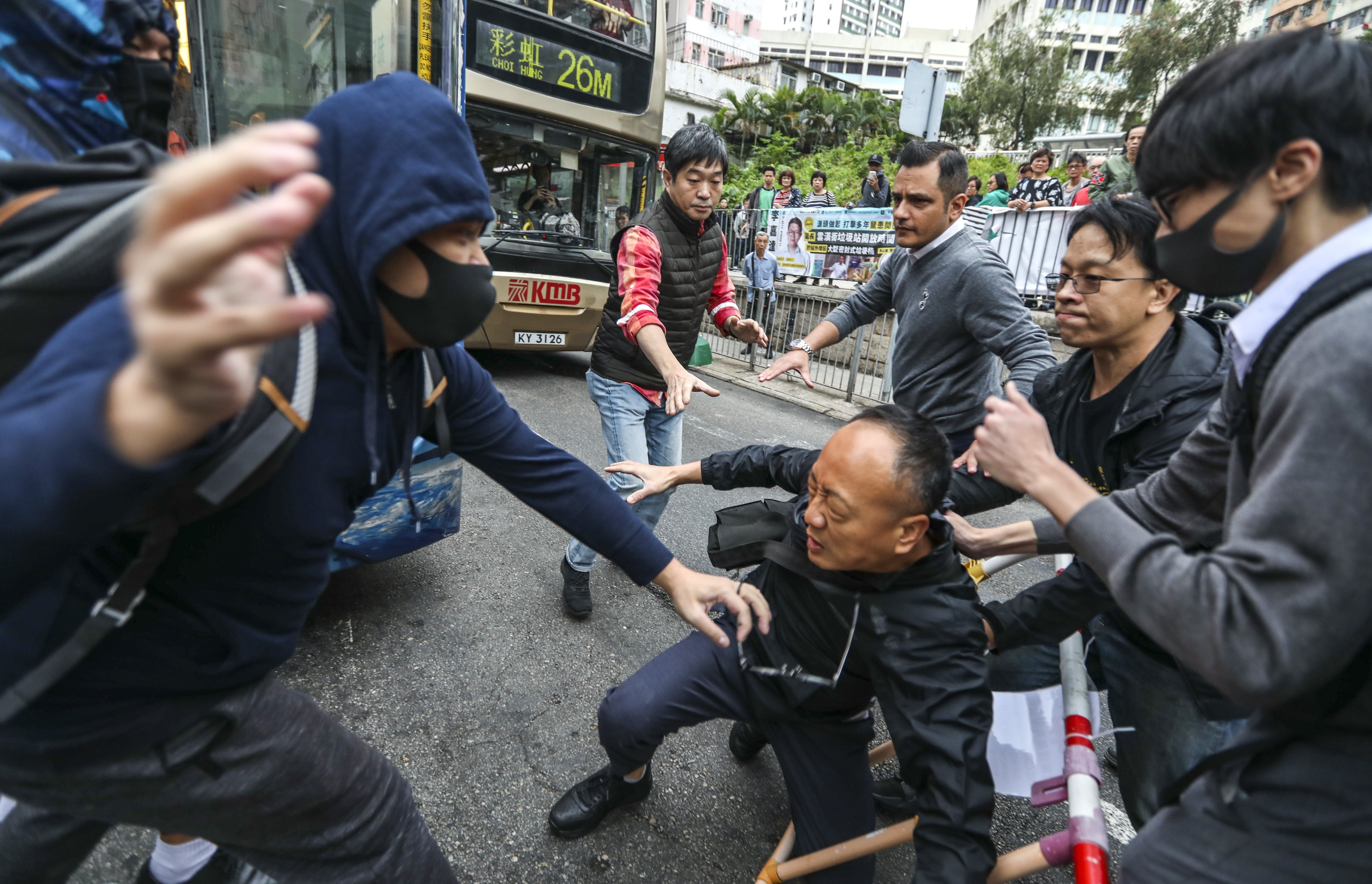 Scuffles break out between protesters and those who oppose them in Kwun Tong on November 20. Photo: Xiaomei Chen