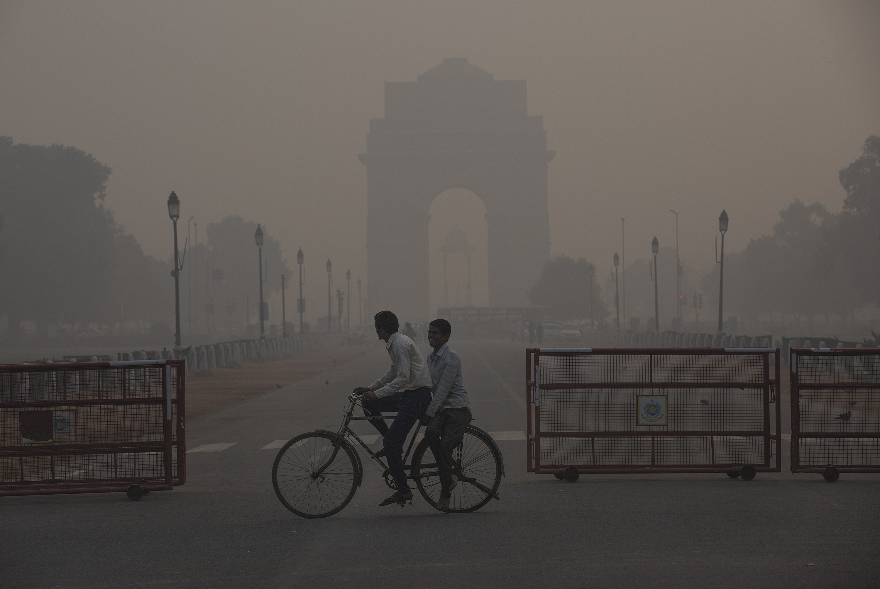 People ride through thick smog in New Delhi on November 13. Photo: Xinhua