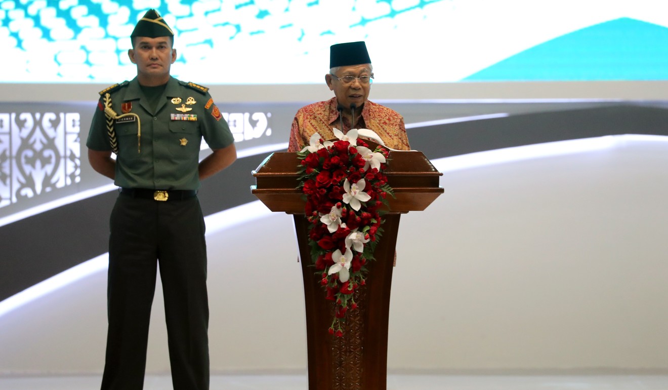 Indonesia Vice-President Ma'ruf Amin (R) speaks during the opening ceremony of sixth Indonesia Sharia Economic Festival in Jakarta on November 12. Photo: EPA-EFE