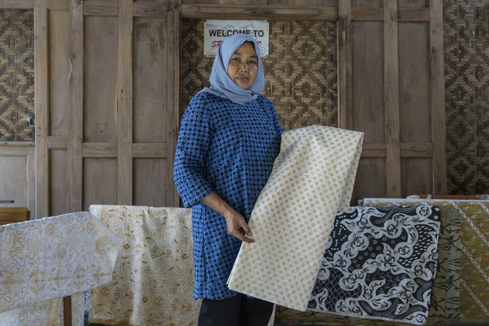 Imaroh displays finished batik in Imogiri. Photo: Hendra Nurdiyansyah