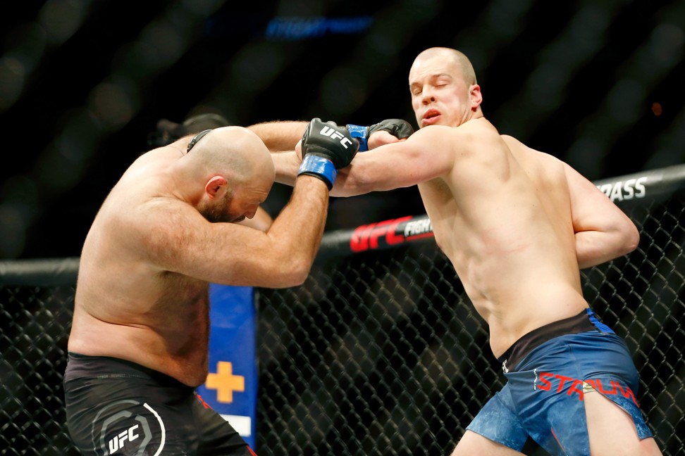 Stefan Struve throws a punch at Ben Rothwell.