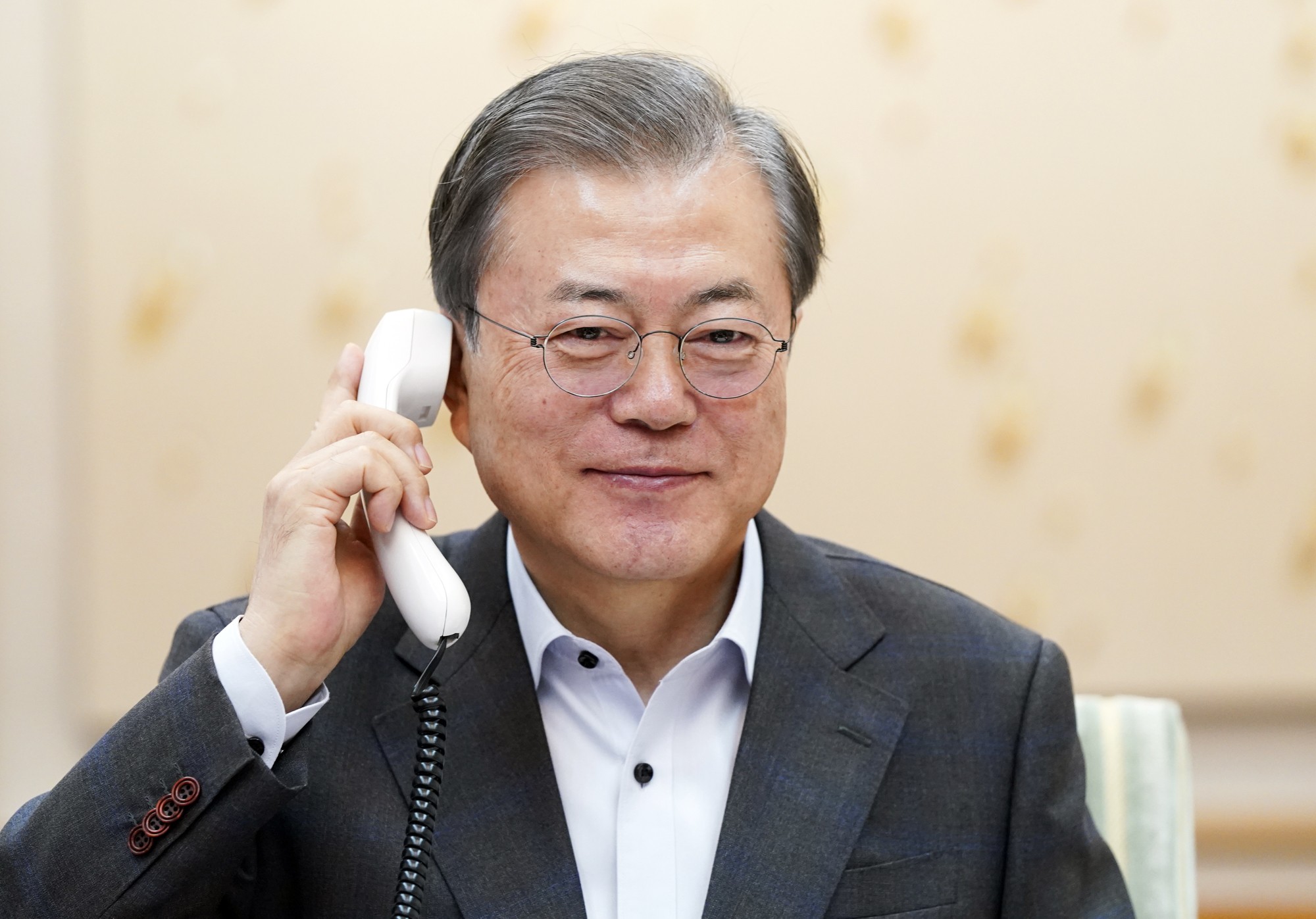 South Korean President Moon Jae-in talks on the phone on December 7 with US President Donald Trump. Trump has hinted at the possibility of reducing US troops in South Korea. Photo: DPA