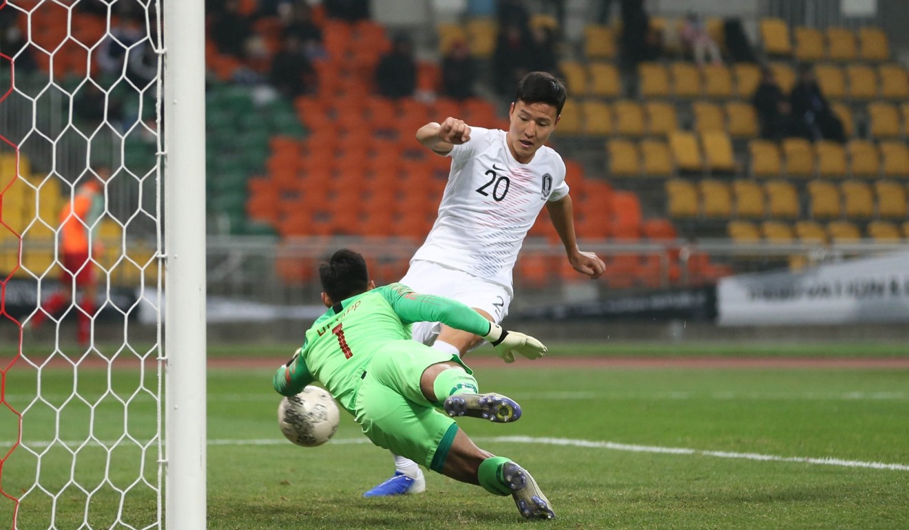 Hong Kong goalie Yapp Hung-fai dives to make a save against South Korea. Photo: HKFA