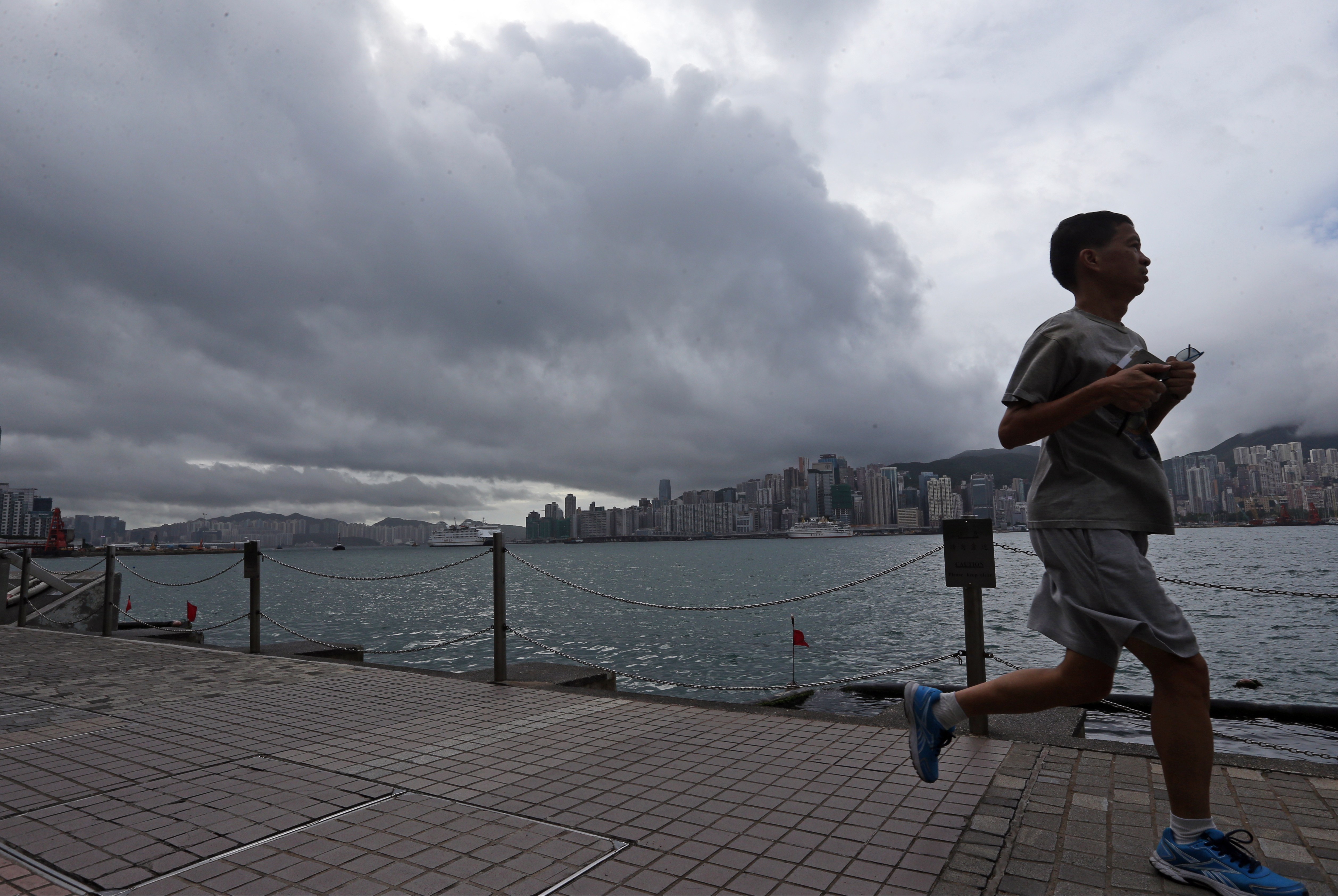 Running along Tsim Sha Tsui as Standby Signal No. 1 us raised by the Hong Kong Observatory in 2016 – Hong Kong needs to protect the coastal running routes from typhoons. Photo: Felix Wong