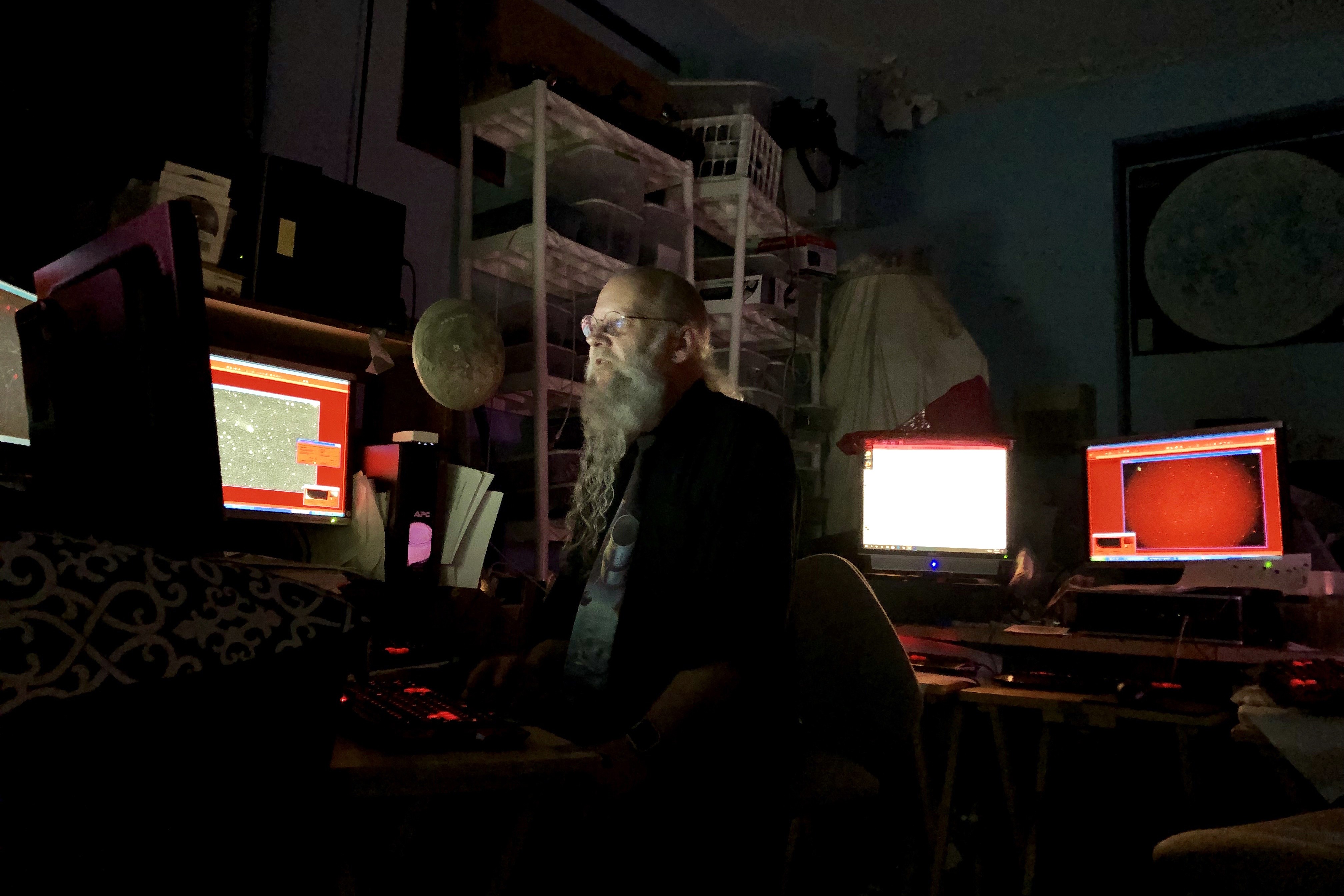 Astronomer Doug Durig waits in darkness for images of the comet object 2I/Borisov, on October 3, in Sewanee, Tennesse, in the United States. Photo: Washington Post / Sarah Kaplan