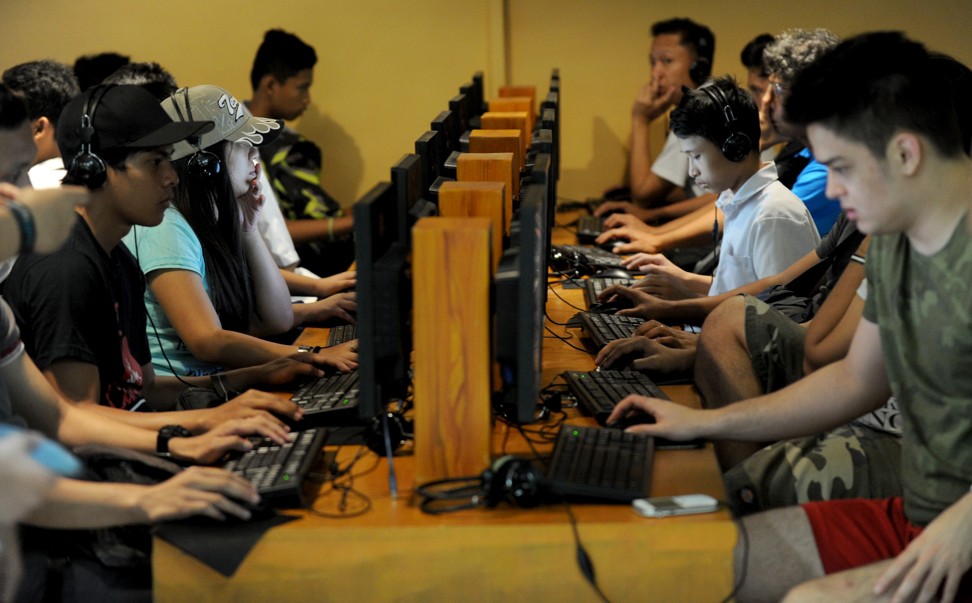 Filipino youths sit in an internet cafe in Manila, the Philippines. Photo: AFP