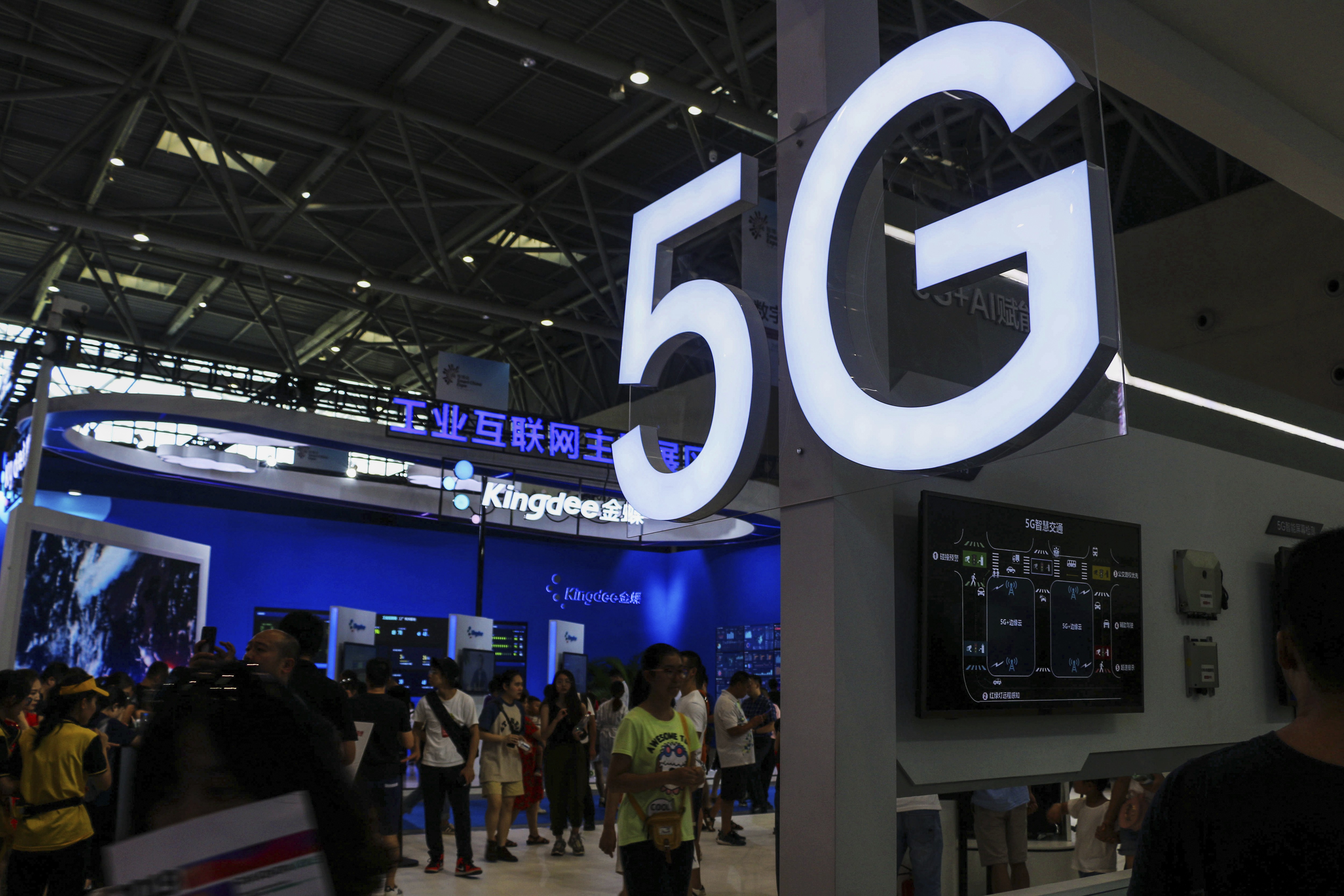 Visitors tour an exhibitor booth with a 5G on display at the Smart China Expo in southwest China's Chongqing Municipality, August 27, 2019. Photo: AP
