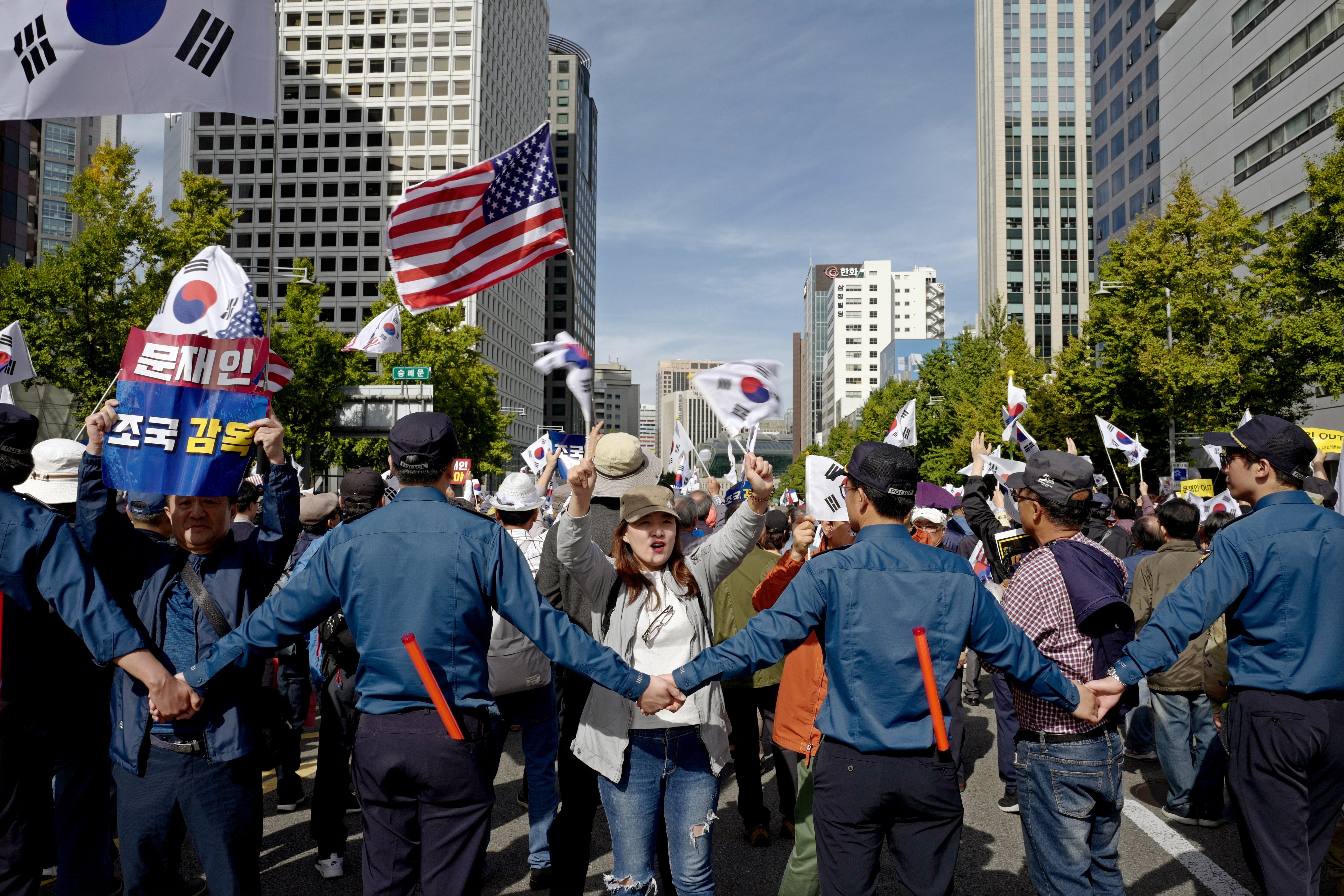 South Korean policemen block protesters during an anti-government rally in downtown Seoul on October 9. Photo: EPA-EFE