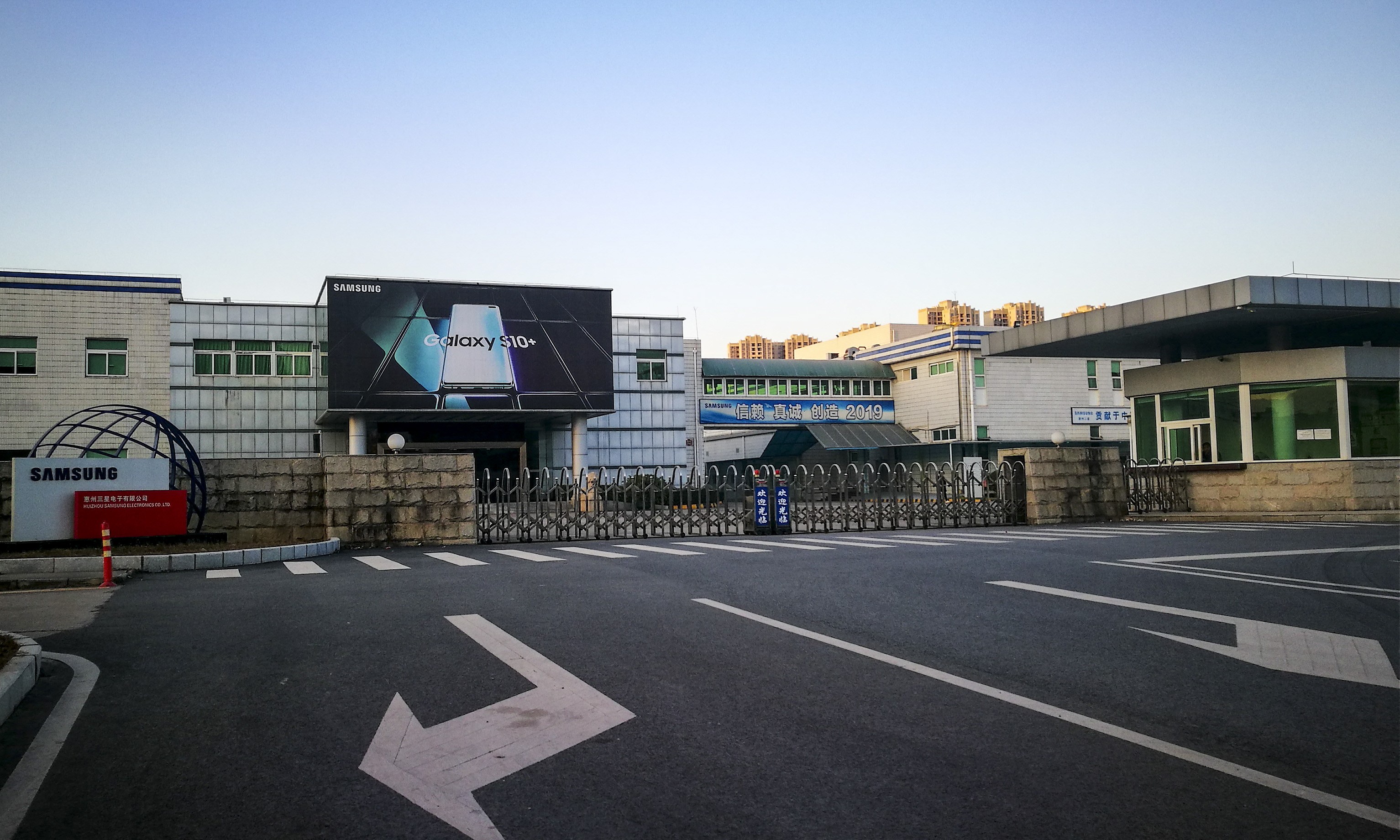 Samsung has shortened its supply chains in the wake of the trade war, working with more South Korean suppliers instead. Two months after it abandoned its Guangdong manufacturing hub in China, at least 60 per cent of shops in nearby communities have also closed. Photo: He Huifang