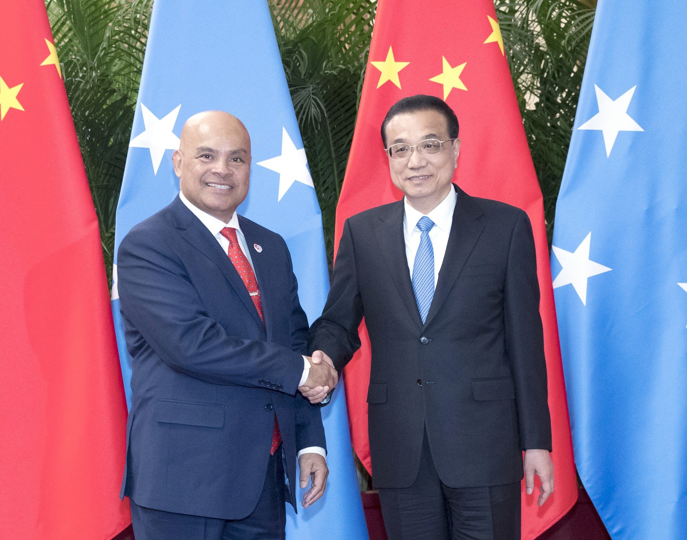 President of the Federated States of Micronesia David Panuelo shakes hands with Chinese Premier Li Keqiang at the Great Hall of the People in Beijing. Photo: Xinhua