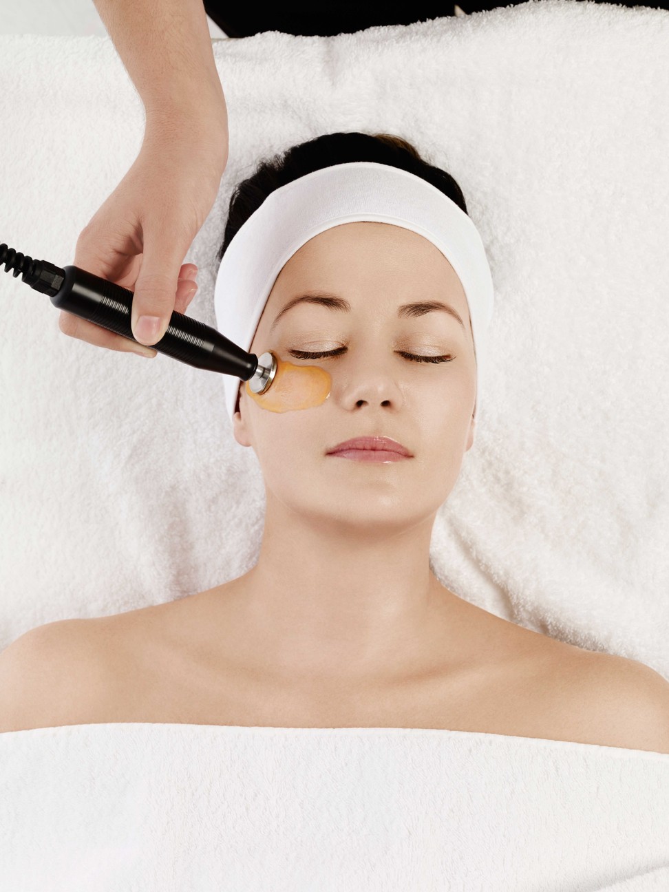 The Environ Optimal Skin Facial at The Mandarin Spa refreshes with a gentle cleanse and peel before technology kicks in with the Ionzyme Electro-Sonic DF Machine.