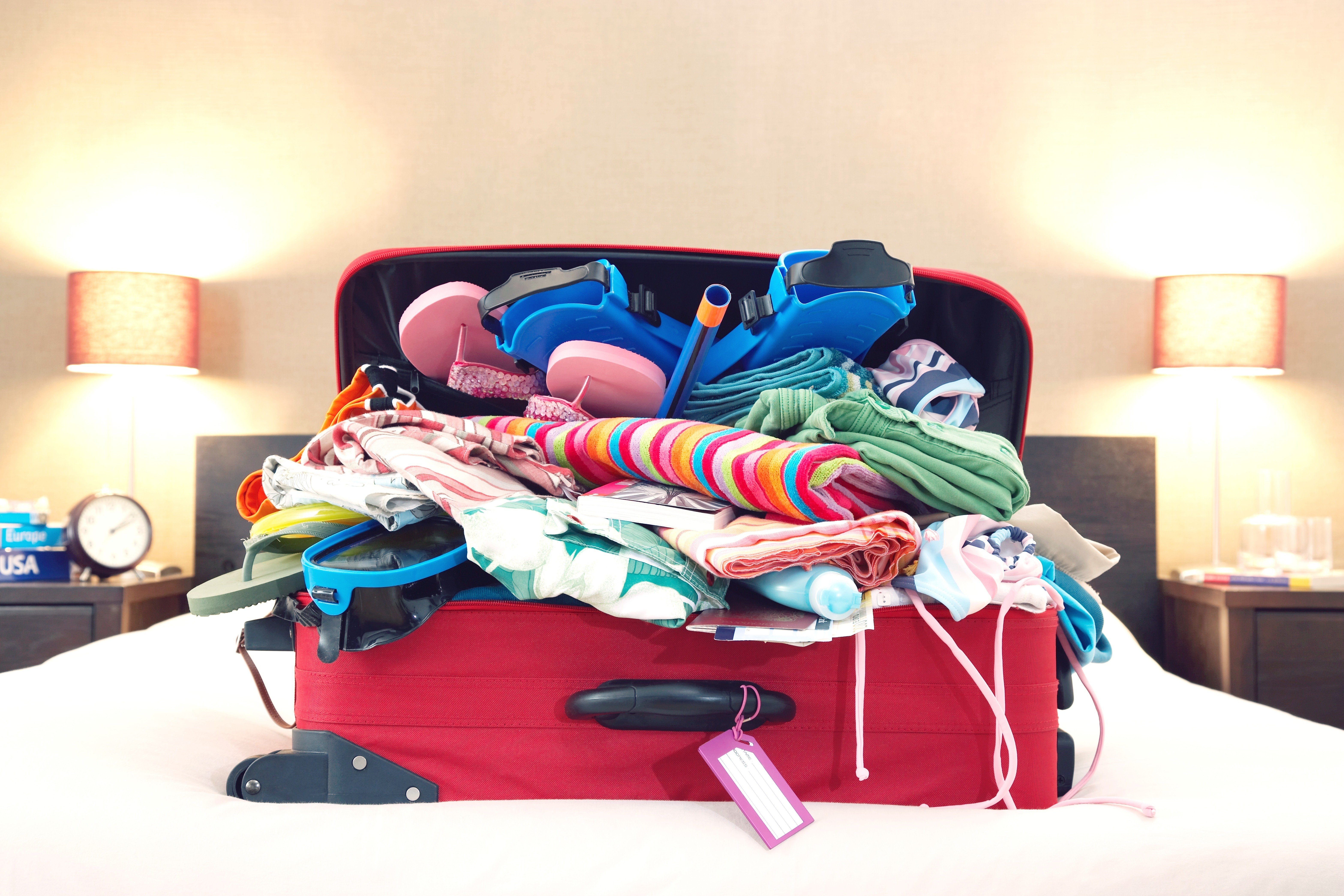 15 вещей в доме. Чемодан с вещами. Вещи в поездку. Собранные вещи. Собранные чемоданы с вещами.