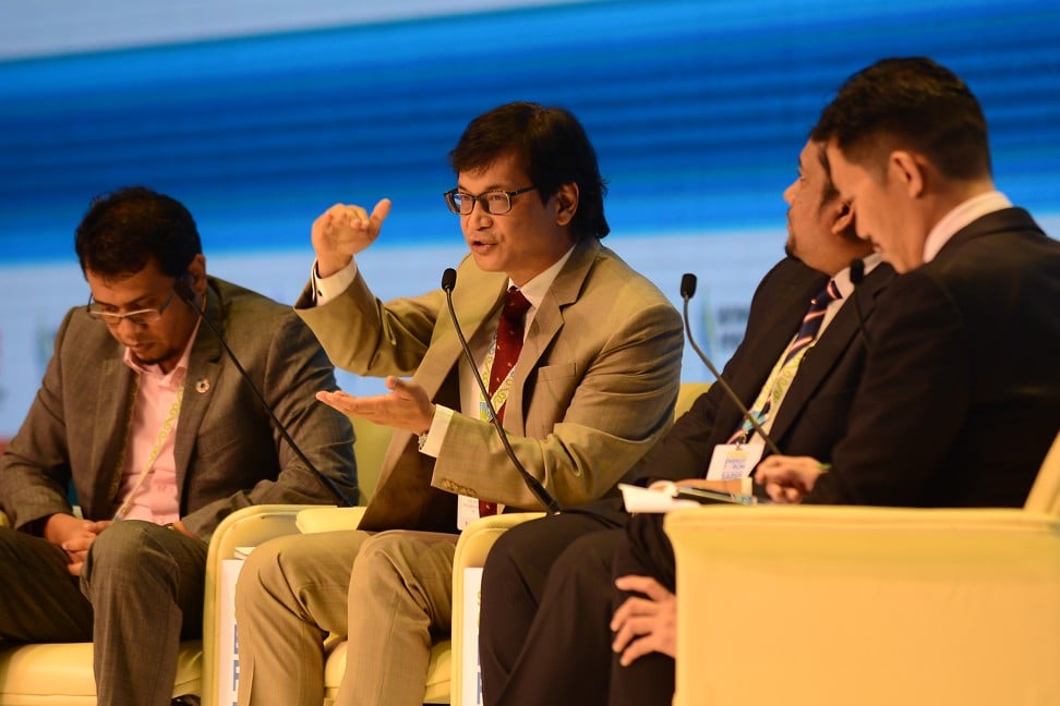 Benjamin C. Abalos Jnr (second left), a speaker at SAREF 2019, introduced the Philippines' first green government building programme while mayor of Mandaluyong city.