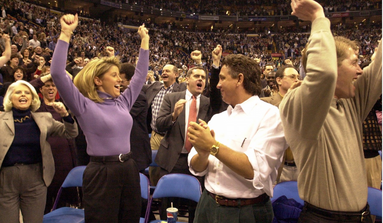 Audience members enthusiastically react to a speech by motivational speaker Tony Robbins. Photo: UPI