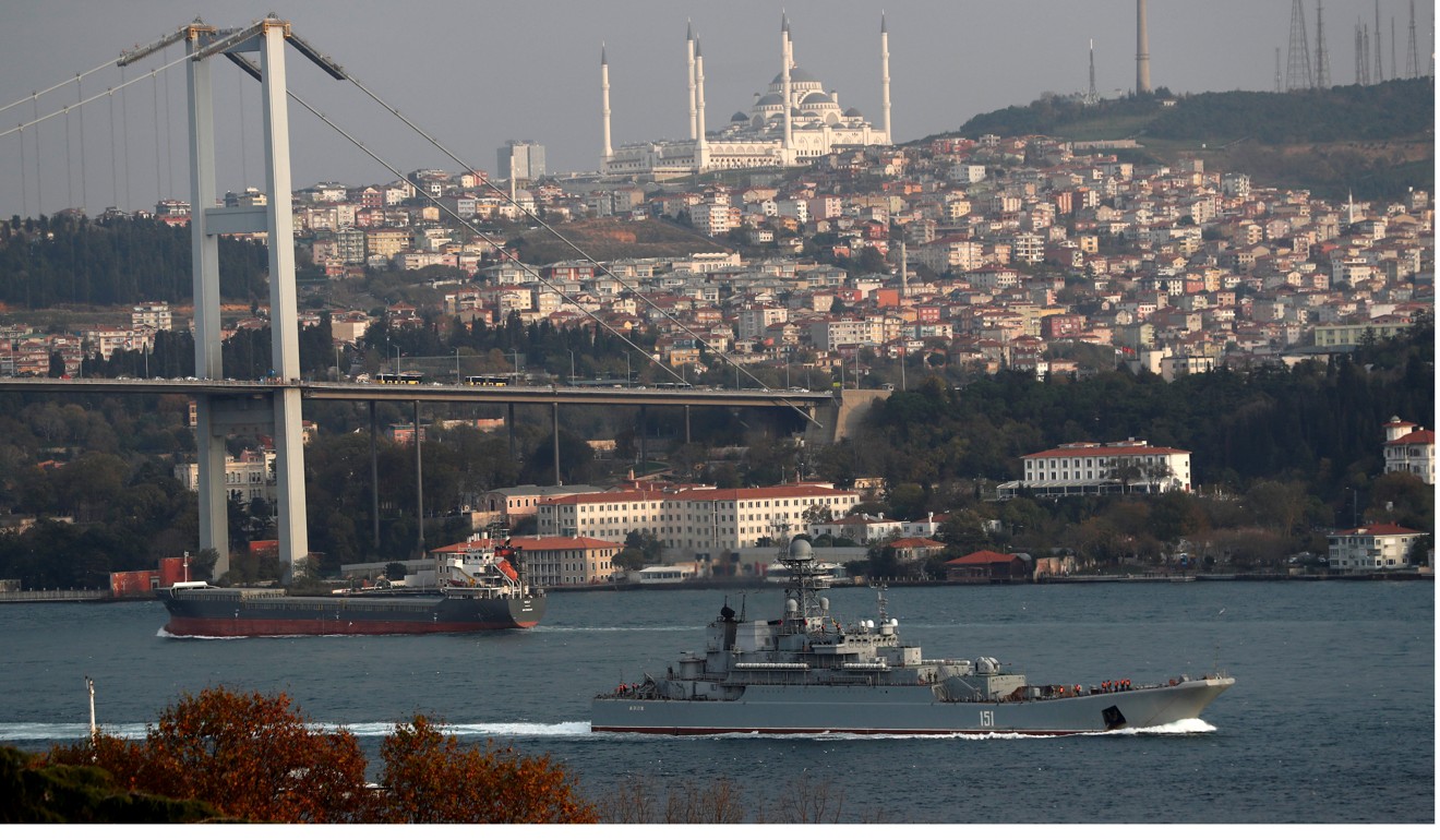 A Russian Navy landing ship sails in the Bosphorus, on its way to the Mediterranean Sea, in Istanbul. Photo: Reuters